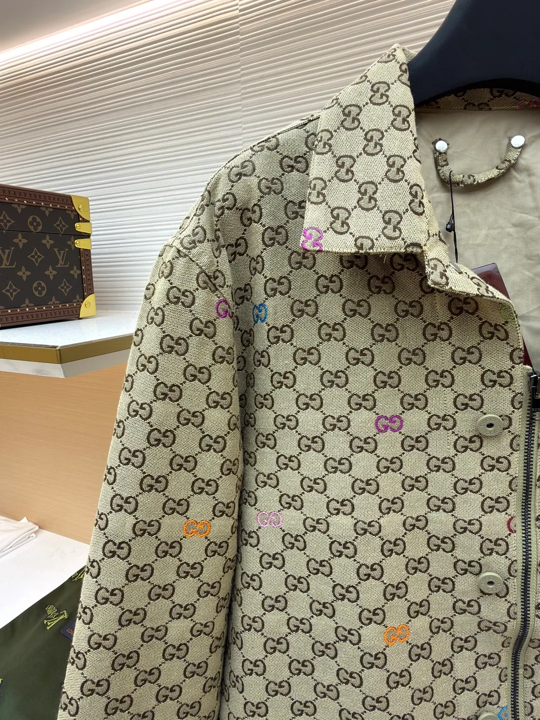 Gucci fully printed zipper jacquard jacket with colorful words ●Original version: purchased and developed by 12479 ●Item number: 1680876-C45 ●Fabric: denim fabric ●Technology: jacquard production ●Version: fitted version ●Weight: about 675 grams ●Size: S-M-L-XL ●Description: This jacket is crafted from camel and dark brown GG canvas, embellished with GG shreds throughout, lined, and has a front zipper and button closure, giving it a unique style. The overall wiring is straight and delicate, the fabric is comfortable and soft, and the color is consistent without color difference. It can be matched with the same style to create a fashionable look and control various occasions. Customized accessories, complete with three standards, same style for men and women!