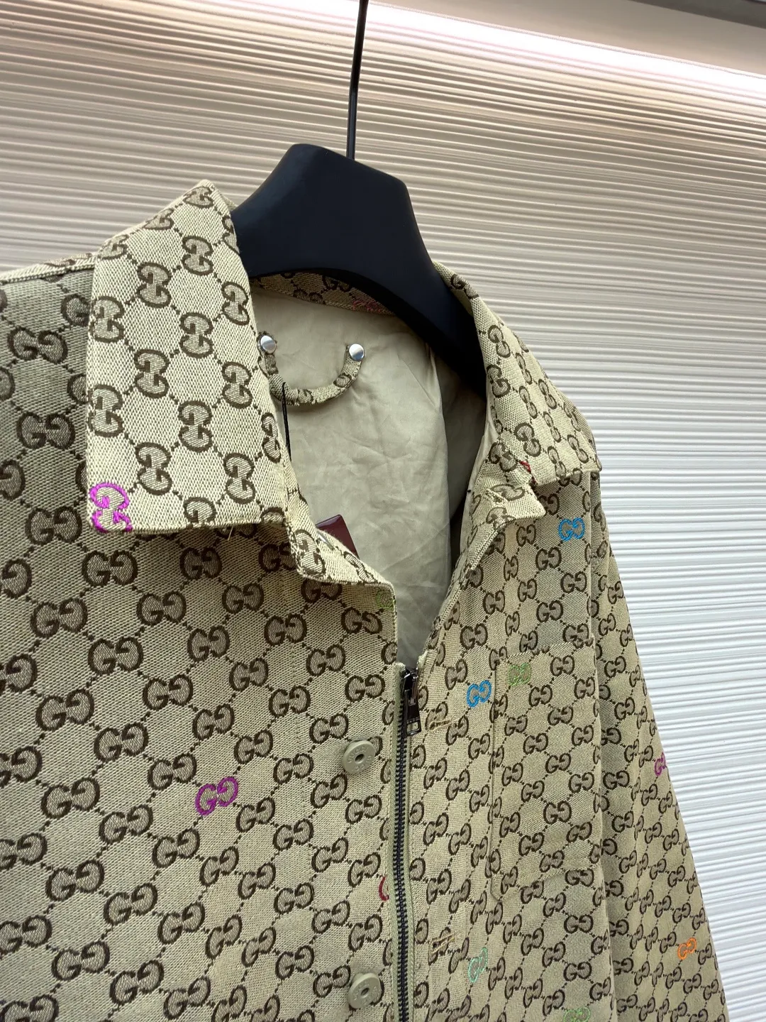 Gucci fully printed zipper jacquard jacket with colorful words ●Original version: purchased and developed by 12479 ●Item number: 1680876-C45 ●Fabric: denim fabric ●Technology: jacquard production ●Version: fitted version ●Weight: about 675 grams ●Size: S-M-L-XL ●Description: This jacket is crafted from camel and dark brown GG canvas, embellished with GG shreds throughout, lined, and has a front zipper and button closure, giving it a unique style. The overall wiring is straight and delicate, the fabric is comfortable and soft, and the color is consistent without color difference. It can be matched with the same style to create a fashionable look and control various occasions. Customized accessories, complete with three standards, same style for men and women!