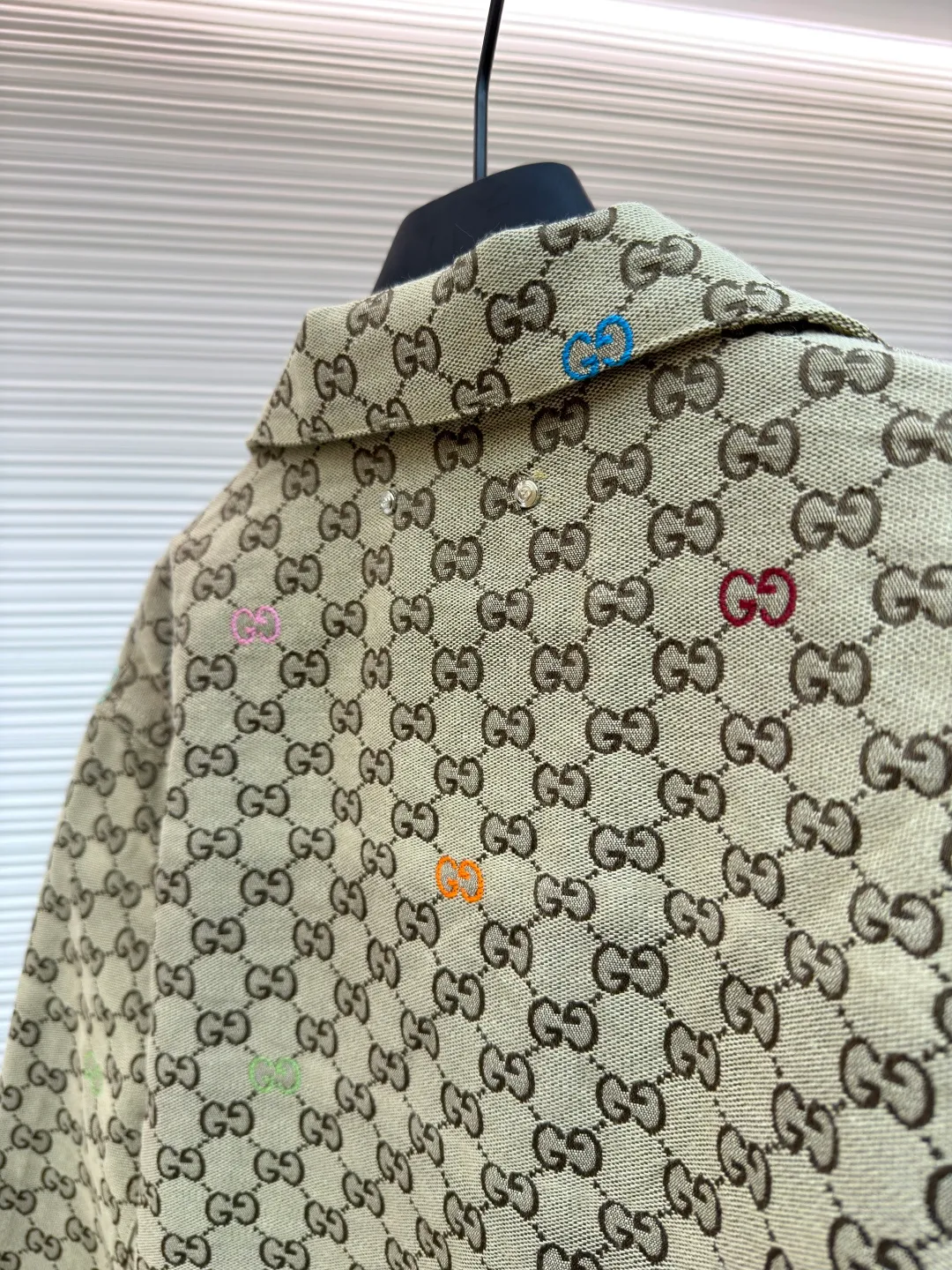 Gucci fully printed zipper jacquard jacket with colorful words ●Original version: purchased and developed by 12479 ●Item number: 1680876-C45 ●Fabric: denim fabric ●Technology: jacquard production ●Version: fitted version ●Weight: about 675 grams ●Size: S-M-L-XL ●Description: This jacket is crafted from camel and dark brown GG canvas, embellished with GG shreds throughout, lined, and has a front zipper and button closure, giving it a unique style. The overall wiring is straight and delicate, the fabric is comfortable and soft, and the color is consistent without color difference. It can be matched with the same style to create a fashionable look and control various occasions. Customized accessories, complete with three standards, same style for men and women!