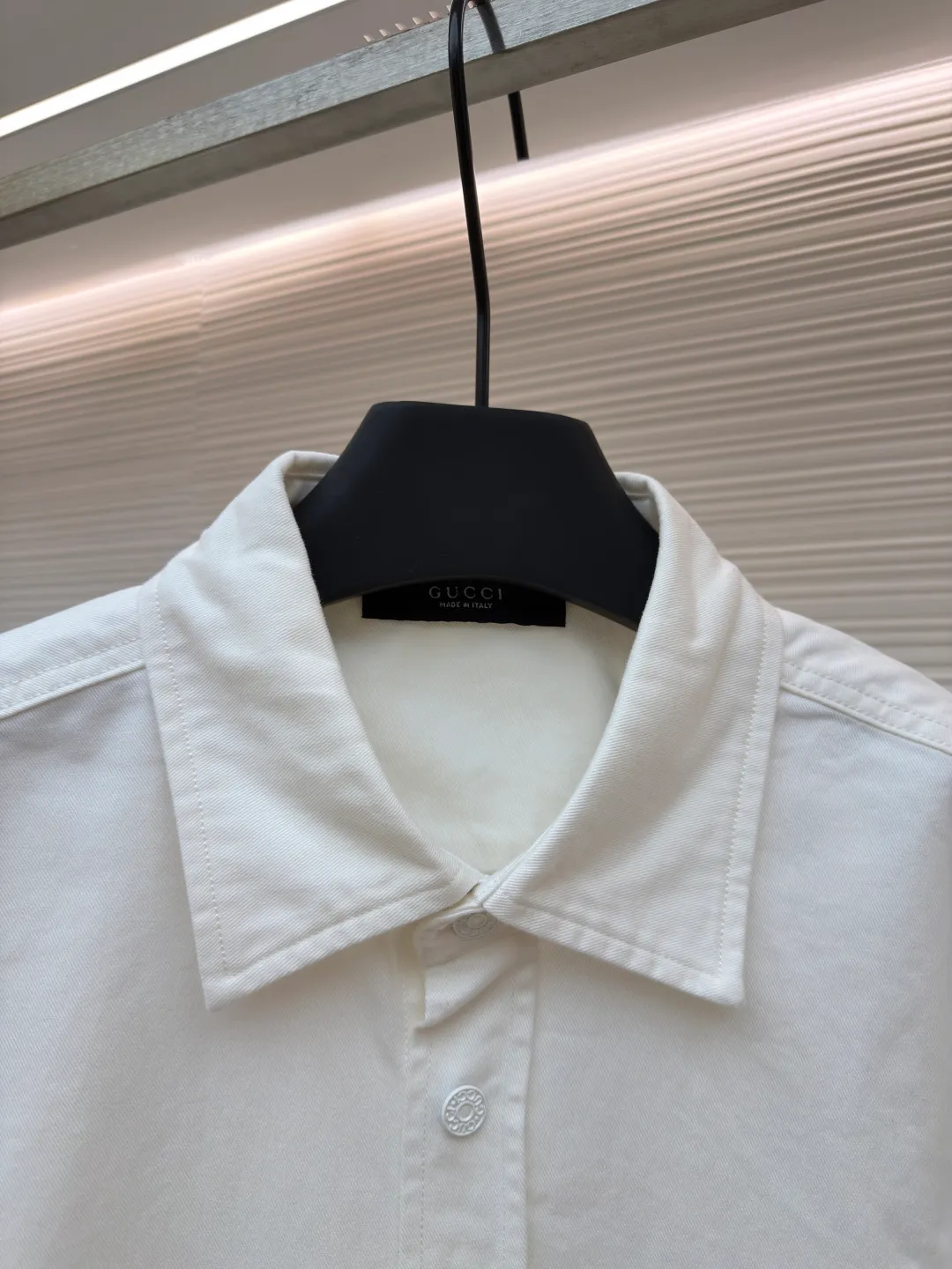 Gucci family crest embroidered denim shirt ●Original version: Purchased and developed for 11900 ●Item number: 1681993-A75 ●Material: denim fabric ●Technology: made by rubbing and wrinkled cat whiskers ●Color: white ●Type: fitted version ●Weight: about 550 grams ●Size: 46-48-50-52 ●Description: Customized cotton twin denim fabric, delicate, soft and comfortable to the skin The soft and layered cloud blue is used as the main color, like a flowing blue poem. The simple embroidery of the family crest is embellished on the chest in the "La Famiglia" series. It inherits the ancient Italian family totem, symbolizing the sophistication and entrepreneurial spirit of the family. The elegant lines outline the neck style, blooming charm in a low-key manner. The versatile darling on the fashion stage, using imported machine embroidery technology. Use advanced computer control systems and sophisticated mechanical components to realize the Gucci family crest embroidery operation with high precision. The lines are smooth and delicate, and priority is given to customizing 1:1 original denim material to fry snowballs and salt. Specially prepare the corresponding solution. Add a certain amount of dye, soak the denim material in it to absorb the solvent, and then scrub and dry it to further fade and oxidize. The rubbing wrinkle whisker technology and the gun painting whisker technique are combined. Manual rubbing is given priority in specific areas to achieve a natural wrinkle effect. Then specific tools are used to draw a whisker-shaped texture to achieve a full visual effect. The overall wiring is straight and delicate, the fabric is comfortable and soft, and the color is consistent without color difference. It can be matched with the same style to create a fashionable look and control various occasions. Customized accessories, complete with three standards, same style for men and women!