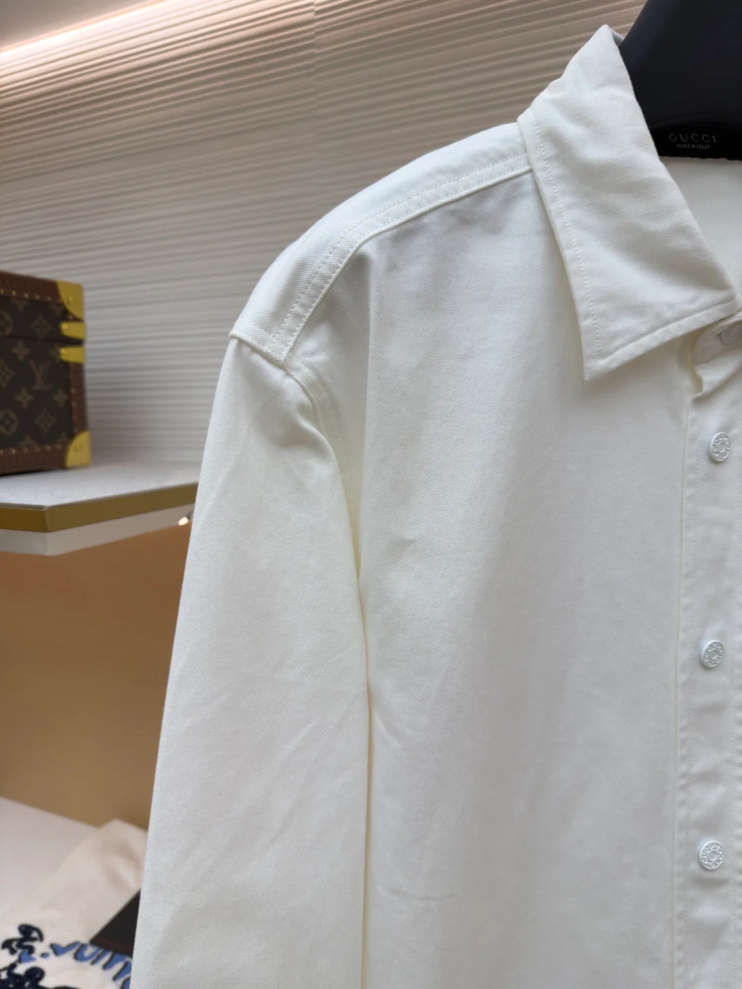 Gucci family crest embroidered denim shirt ●Original version: Purchased and developed for 11900 ●Item number: 1681993-A75 ●Material: denim fabric ●Technology: made by rubbing and wrinkled cat whiskers ●Color: white ●Type: fitted version ●Weight: about 550 grams ●Size: 46-48-50-52 ●Description: Customized cotton twin denim fabric, delicate, soft and comfortable to the skin The soft and layered cloud blue is used as the main color, like a flowing blue poem. The simple embroidery of the family crest is embellished on the chest in the "La Famiglia" series. It inherits the ancient Italian family totem, symbolizing the sophistication and entrepreneurial spirit of the family. The elegant lines outline the neck style, blooming charm in a low-key manner. The versatile darling on the fashion stage, using imported machine embroidery technology. Use advanced computer control systems and sophisticated mechanical components to realize the Gucci family crest embroidery operation with high precision. The lines are smooth and delicate, and priority is given to customizing 1:1 original denim material to fry snowballs and salt. Specially prepare the corresponding solution. Add a certain amount of dye, soak the denim material in it to absorb the solvent, and then scrub and dry it to further fade and oxidize. The rubbing wrinkle whisker technology and the gun painting whisker technique are combined. Manual rubbing is given priority in specific areas to achieve a natural wrinkle effect. Then specific tools are used to draw a whisker-shaped texture to achieve a full visual effect. The overall wiring is straight and delicate, the fabric is comfortable and soft, and the color is consistent without color difference. It can be matched with the same style to create a fashionable look and control various occasions. Customized accessories, complete with three standards, same style for men and women!