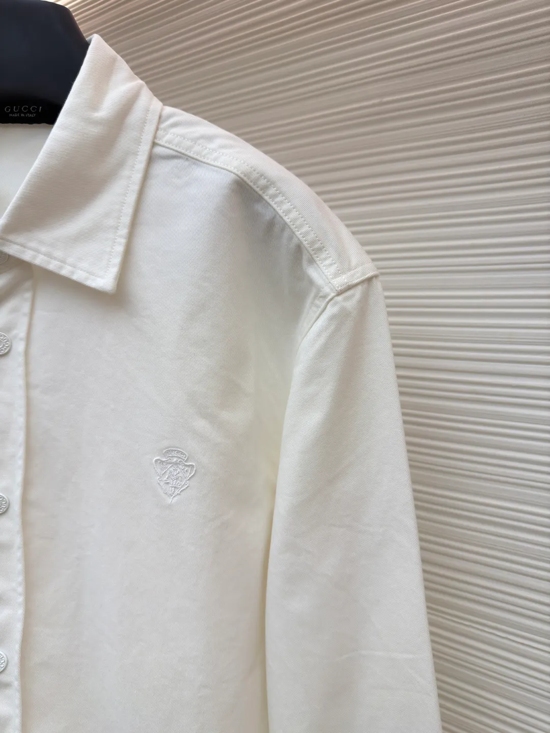Gucci family crest embroidered denim shirt ●Original version: Purchased and developed for 11900 ●Item number: 1681993-A75 ●Material: denim fabric ●Technology: made by rubbing and wrinkled cat whiskers ●Color: white ●Type: fitted version ●Weight: about 550 grams ●Size: 46-48-50-52 ●Description: Customized cotton twin denim fabric, delicate, soft and comfortable to the skin The soft and layered cloud blue is used as the main color, like a flowing blue poem. The simple embroidery of the family crest is embellished on the chest in the "La Famiglia" series. It inherits the ancient Italian family totem, symbolizing the sophistication and entrepreneurial spirit of the family. The elegant lines outline the neck style, blooming charm in a low-key manner. The versatile darling on the fashion stage, using imported machine embroidery technology. Use advanced computer control systems and sophisticated mechanical components to realize the Gucci family crest embroidery operation with high precision. The lines are smooth and delicate, and priority is given to customizing 1:1 original denim material to fry snowballs and salt. Specially prepare the corresponding solution. Add a certain amount of dye, soak the denim material in it to absorb the solvent, and then scrub and dry it to further fade and oxidize. The rubbing wrinkle whisker technology and the gun painting whisker technique are combined. Manual rubbing is given priority in specific areas to achieve a natural wrinkle effect. Then specific tools are used to draw a whisker-shaped texture to achieve a full visual effect. The overall wiring is straight and delicate, the fabric is comfortable and soft, and the color is consistent without color difference. It can be matched with the same style to create a fashionable look and control various occasions. Customized accessories, complete with three standards, same style for men and women!