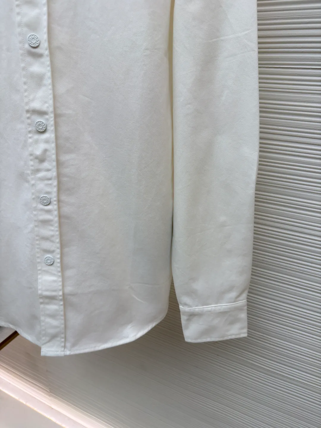 Gucci family crest embroidered denim shirt ●Original version: Purchased and developed for 11900 ●Item number: 1681993-A75 ●Material: denim fabric ●Technology: made by rubbing and wrinkled cat whiskers ●Color: white ●Type: fitted version ●Weight: about 550 grams ●Size: 46-48-50-52 ●Description: Customized cotton twin denim fabric, delicate, soft and comfortable to the skin The soft and layered cloud blue is used as the main color, like a flowing blue poem. The simple embroidery of the family crest is embellished on the chest in the "La Famiglia" series. It inherits the ancient Italian family totem, symbolizing the sophistication and entrepreneurial spirit of the family. The elegant lines outline the neck style, blooming charm in a low-key manner. The versatile darling on the fashion stage, using imported machine embroidery technology. Use advanced computer control systems and sophisticated mechanical components to realize the Gucci family crest embroidery operation with high precision. The lines are smooth and delicate, and priority is given to customizing 1:1 original denim material to fry snowballs and salt. Specially prepare the corresponding solution. Add a certain amount of dye, soak the denim material in it to absorb the solvent, and then scrub and dry it to further fade and oxidize. The rubbing wrinkle whisker technology and the gun painting whisker technique are combined. Manual rubbing is given priority in specific areas to achieve a natural wrinkle effect. Then specific tools are used to draw a whisker-shaped texture to achieve a full visual effect. The overall wiring is straight and delicate, the fabric is comfortable and soft, and the color is consistent without color difference. It can be matched with the same style to create a fashionable look and control various occasions. Customized accessories, complete with three standards, same style for men and women!