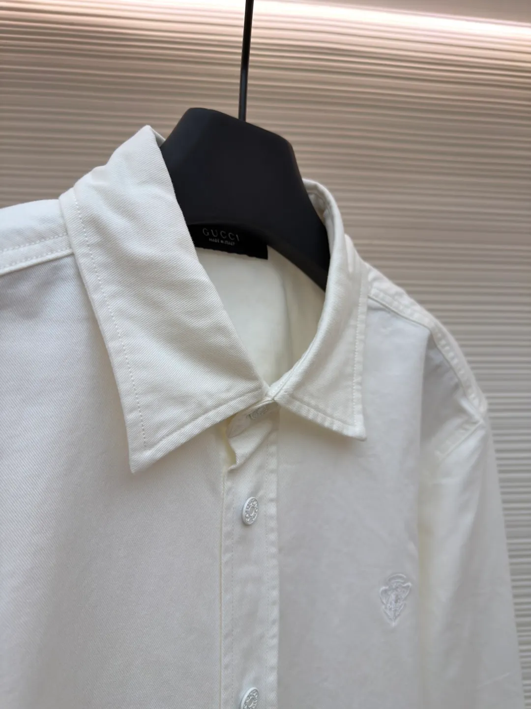 Gucci family crest embroidered denim shirt ●Original version: Purchased and developed for 11900 ●Item number: 1681993-A75 ●Material: denim fabric ●Technology: made by rubbing and wrinkled cat whiskers ●Color: white ●Type: fitted version ●Weight: about 550 grams ●Size: 46-48-50-52 ●Description: Customized cotton twin denim fabric, delicate, soft and comfortable to the skin The soft and layered cloud blue is used as the main color, like a flowing blue poem. The simple embroidery of the family crest is embellished on the chest in the "La Famiglia" series. It inherits the ancient Italian family totem, symbolizing the sophistication and entrepreneurial spirit of the family. The elegant lines outline the neck style, blooming charm in a low-key manner. The versatile darling on the fashion stage, using imported machine embroidery technology. Use advanced computer control systems and sophisticated mechanical components to realize the Gucci family crest embroidery operation with high precision. The lines are smooth and delicate, and priority is given to customizing 1:1 original denim material to fry snowballs and salt. Specially prepare the corresponding solution. Add a certain amount of dye, soak the denim material in it to absorb the solvent, and then scrub and dry it to further fade and oxidize. The rubbing wrinkle whisker technology and the gun painting whisker technique are combined. Manual rubbing is given priority in specific areas to achieve a natural wrinkle effect. Then specific tools are used to draw a whisker-shaped texture to achieve a full visual effect. The overall wiring is straight and delicate, the fabric is comfortable and soft, and the color is consistent without color difference. It can be matched with the same style to create a fashionable look and control various occasions. Customized accessories, complete with three standards, same style for men and women!