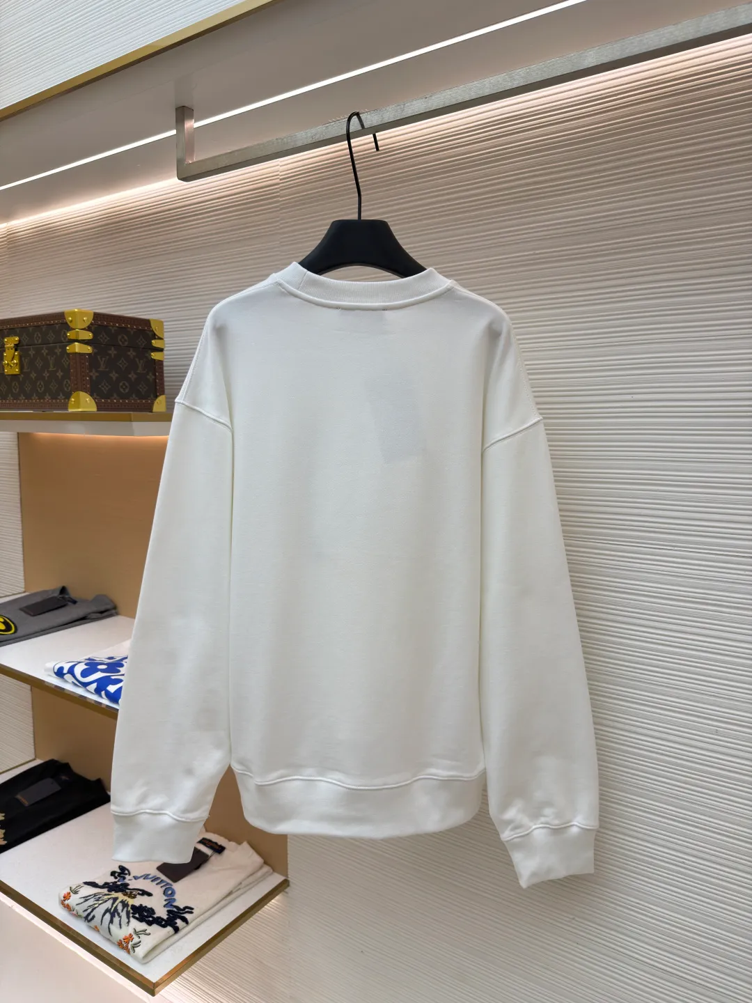 Gucci Bridle Web Round Neck Sweater ●Item No.: 1682279-A65 ●Material: 100% cotton ●Technology: Embroidery ●Color: White ●Version: Fitted ●Weight: about 645 grams ●Size: XS-S-M-L ●Description: This Gucci sweatshirt is made of high-weight combed cotton fabric. The fabric is tight and elastic, which can effectively maintain the stiffness and wearing comfort. The double G logo on the front adopts multi-layer embroidery technology, with gold thread to outline the outline, red and green velvet thread to fill the texture, and metallic chain stripe pattern appliqué. The stitches are fine and even, and each embroidery is precisely positioned to form a three-dimensional contrast with the fabric texture. The body is cut according to the loose shoulder design, and the shoulder line splicing adopts overlock stitching technology to reduce friction when wearing; the cuffs and hem are edged with ribs of the same color, which has long-lasting elasticity and is not easy to loosen. Sizes from XS to L are all standardized plate making, with increasing gradients in dimensions such as garment length and shoulder width. The stitching process uses a combination of flat seams and overlock seams to ensure the firmness of the garments and the exquisiteness of details. The overall craftsmanship combines the brand's iconic design with practical wearing performance. The overall wiring is straight and delicate, the fabric is comfortable and soft, and the color is consistent without color difference. It can be matched with the same style to create a fashionable look and control various occasions. Customized accessories, complete with three standards, same style for men and women!