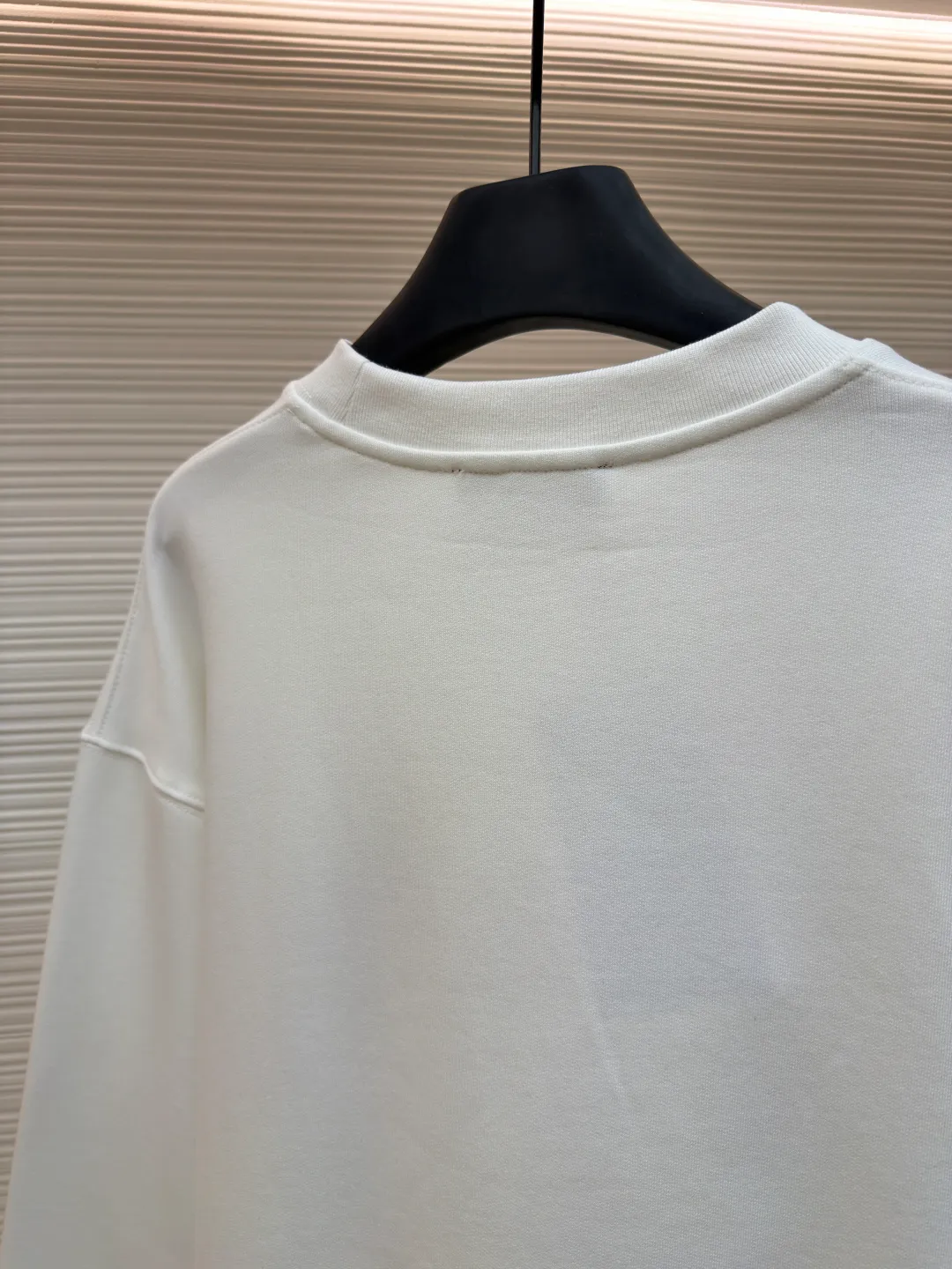 Gucci Bridle Web Round Neck Sweater ●Item No.: 1682279-A65 ●Material: 100% cotton ●Technology: Embroidery ●Color: White ●Version: Fitted ●Weight: about 645 grams ●Size: XS-S-M-L ●Description: This Gucci sweatshirt is made of high-weight combed cotton fabric. The fabric is tight and elastic, which can effectively maintain the stiffness and wearing comfort. The double G logo on the front adopts multi-layer embroidery technology, with gold thread to outline the outline, red and green velvet thread to fill the texture, and metallic chain stripe pattern appliqué. The stitches are fine and even, and each embroidery is precisely positioned to form a three-dimensional contrast with the fabric texture. The body is cut according to the loose shoulder design, and the shoulder line splicing adopts overlock stitching technology to reduce friction when wearing; the cuffs and hem are edged with ribs of the same color, which has long-lasting elasticity and is not easy to loosen. Sizes from XS to L are all standardized plate making, with increasing gradients in dimensions such as garment length and shoulder width. The stitching process uses a combination of flat seams and overlock seams to ensure the firmness of the garments and the exquisiteness of details. The overall craftsmanship combines the brand's iconic design with practical wearing performance. The overall wiring is straight and delicate, the fabric is comfortable and soft, and the color is consistent without color difference. It can be matched with the same style to create a fashionable look and control various occasions. Customized accessories, complete with three standards, same style for men and women!