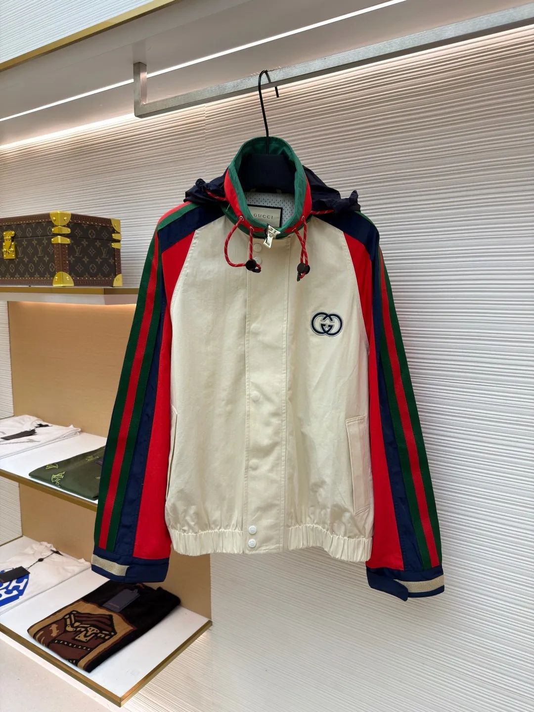 Gucci spliced ​​nylon contrasting color spliced ​​jacket ●Original version: Purchased and developed for 9599 ●Item number: 1680994-B70 ●Fabric: nylon fabric ●Technology: splicing production ●Version: fitted version ●Weight: about 800 grams ●Size: 46-48-50-52 ●Description: Made of high-quality nylon fabric, which is known for its lightness, wear resistance and excellent windproof performance. The fabric also has good breathability and a certain degree of waterproofness, providing the wearer with all-weather comfort. In terms of craftsmanship, the jacket demonstrates GUCCI's ultimate pursuit of details, including the classic interlocking Double G patch on the front chest, striped webbing details, invisible zipper design and light beige mesh lining inside. In addition, the jacket's splicing design not only increases the visual layering, but also provides personalized adjustment options through Velcro sleeves and elastic elastic hem, perfectly blending fashion and functionality. The overall wiring is straight and delicate, the fabric is comfortable and soft, and the color is consistent without color difference. It can be matched with the same style to create a fashionable look and control various occasions. Customized accessories, complete with three standards, same style for men and women!