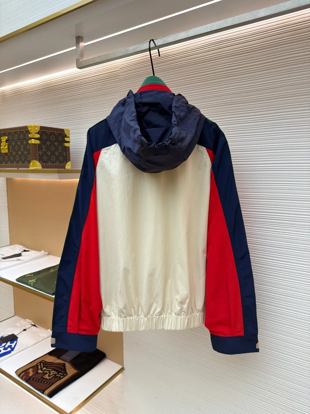 Gucci spliced ​​nylon contrasting color spliced ​​jacket ●Original version: Purchased and developed for 9599 ●Item number: 1680994-B70 ●Fabric: nylon fabric ●Technology: splicing production ●Version: fitted version ●Weight: about 800 grams ●Size: 46-48-50-52 ●Description: Made of high-quality nylon fabric, which is known for its lightness, wear resistance and excellent windproof performance. The fabric also has good breathability and a certain degree of waterproofness, providing the wearer with all-weather comfort. In terms of craftsmanship, the jacket demonstrates GUCCI's ultimate pursuit of details, including the classic interlocking Double G patch on the front chest, striped webbing details, invisible zipper design and light beige mesh lining inside. In addition, the jacket's splicing design not only increases the visual layering, but also provides personalized adjustment options through Velcro sleeves and elastic elastic hem, perfectly blending fashion and functionality. The overall wiring is straight and delicate, the fabric is comfortable and soft, and the color is consistent without color difference. It can be matched with the same style to create a fashionable look and control various occasions. Customized accessories, complete with three standards, same style for men and women!
