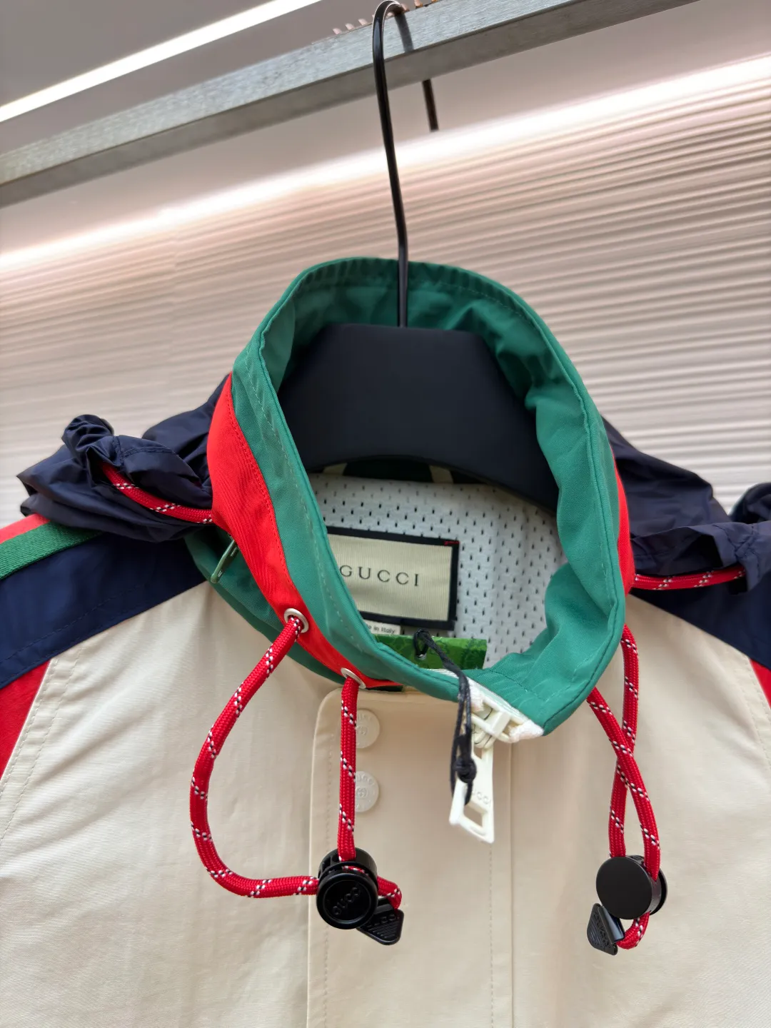Gucci spliced ​​nylon contrasting color spliced ​​jacket ●Original version: Purchased and developed for 9599 ●Item number: 1680994-B70 ●Fabric: nylon fabric ●Technology: splicing production ●Version: fitted version ●Weight: about 800 grams ●Size: 46-48-50-52 ●Description: Made of high-quality nylon fabric, which is known for its lightness, wear resistance and excellent windproof performance. The fabric also has good breathability and a certain degree of waterproofness, providing the wearer with all-weather comfort. In terms of craftsmanship, the jacket demonstrates GUCCI's ultimate pursuit of details, including the classic interlocking Double G patch on the front chest, striped webbing details, invisible zipper design and light beige mesh lining inside. In addition, the jacket's splicing design not only increases the visual layering, but also provides personalized adjustment options through Velcro sleeves and elastic elastic hem, perfectly blending fashion and functionality. The overall wiring is straight and delicate, the fabric is comfortable and soft, and the color is consistent without color difference. It can be matched with the same style to create a fashionable look and control various occasions. Customized accessories, complete with three standards, same style for men and women!