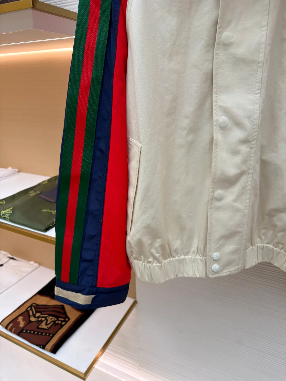 Gucci spliced ​​nylon contrasting color spliced ​​jacket ●Original version: Purchased and developed for 9599 ●Item number: 1680994-B70 ●Fabric: nylon fabric ●Technology: splicing production ●Version: fitted version ●Weight: about 800 grams ●Size: 46-48-50-52 ●Description: Made of high-quality nylon fabric, which is known for its lightness, wear resistance and excellent windproof performance. The fabric also has good breathability and a certain degree of waterproofness, providing the wearer with all-weather comfort. In terms of craftsmanship, the jacket demonstrates GUCCI's ultimate pursuit of details, including the classic interlocking Double G patch on the front chest, striped webbing details, invisible zipper design and light beige mesh lining inside. In addition, the jacket's splicing design not only increases the visual layering, but also provides personalized adjustment options through Velcro sleeves and elastic elastic hem, perfectly blending fashion and functionality. The overall wiring is straight and delicate, the fabric is comfortable and soft, and the color is consistent without color difference. It can be matched with the same style to create a fashionable look and control various occasions. Customized accessories, complete with three standards, same style for men and women!