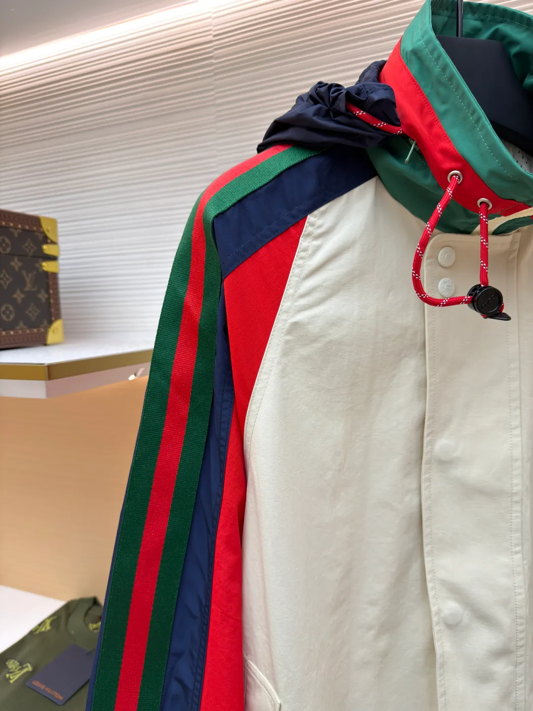 Gucci spliced ​​nylon contrasting color spliced ​​jacket ●Original version: Purchased and developed for 9599 ●Item number: 1680994-B70 ●Fabric: nylon fabric ●Technology: splicing production ●Version: fitted version ●Weight: about 800 grams ●Size: 46-48-50-52 ●Description: Made of high-quality nylon fabric, which is known for its lightness, wear resistance and excellent windproof performance. The fabric also has good breathability and a certain degree of waterproofness, providing the wearer with all-weather comfort. In terms of craftsmanship, the jacket demonstrates GUCCI's ultimate pursuit of details, including the classic interlocking Double G patch on the front chest, striped webbing details, invisible zipper design and light beige mesh lining inside. In addition, the jacket's splicing design not only increases the visual layering, but also provides personalized adjustment options through Velcro sleeves and elastic elastic hem, perfectly blending fashion and functionality. The overall wiring is straight and delicate, the fabric is comfortable and soft, and the color is consistent without color difference. It can be matched with the same style to create a fashionable look and control various occasions. Customized accessories, complete with three standards, same style for men and women!