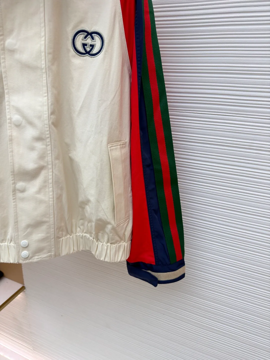 Gucci spliced ​​nylon contrasting color spliced ​​jacket ●Original version: Purchased and developed for 9599 ●Item number: 1680994-B70 ●Fabric: nylon fabric ●Technology: splicing production ●Version: fitted version ●Weight: about 800 grams ●Size: 46-48-50-52 ●Description: Made of high-quality nylon fabric, which is known for its lightness, wear resistance and excellent windproof performance. The fabric also has good breathability and a certain degree of waterproofness, providing the wearer with all-weather comfort. In terms of craftsmanship, the jacket demonstrates GUCCI's ultimate pursuit of details, including the classic interlocking Double G patch on the front chest, striped webbing details, invisible zipper design and light beige mesh lining inside. In addition, the jacket's splicing design not only increases the visual layering, but also provides personalized adjustment options through Velcro sleeves and elastic elastic hem, perfectly blending fashion and functionality. The overall wiring is straight and delicate, the fabric is comfortable and soft, and the color is consistent without color difference. It can be matched with the same style to create a fashionable look and control various occasions. Customized accessories, complete with three standards, same style for men and women!