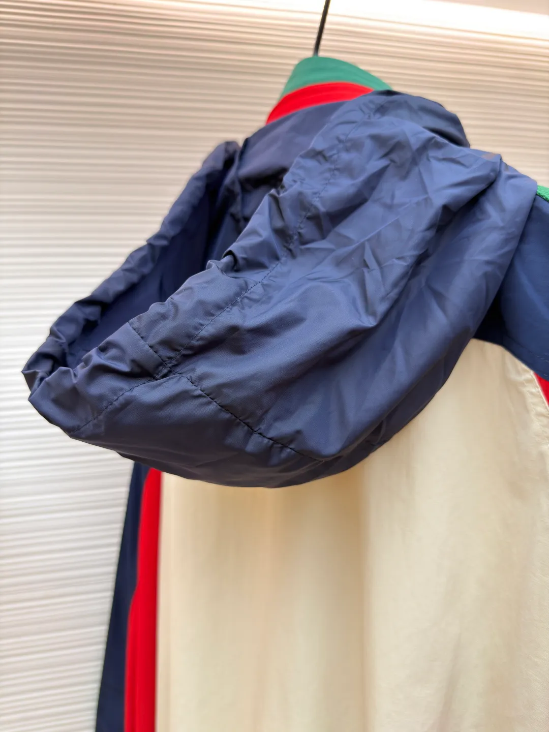 Gucci spliced ​​nylon contrasting color spliced ​​jacket ●Original version: Purchased and developed for 9599 ●Item number: 1680994-B70 ●Fabric: nylon fabric ●Technology: splicing production ●Version: fitted version ●Weight: about 800 grams ●Size: 46-48-50-52 ●Description: Made of high-quality nylon fabric, which is known for its lightness, wear resistance and excellent windproof performance. The fabric also has good breathability and a certain degree of waterproofness, providing the wearer with all-weather comfort. In terms of craftsmanship, the jacket demonstrates GUCCI's ultimate pursuit of details, including the classic interlocking Double G patch on the front chest, striped webbing details, invisible zipper design and light beige mesh lining inside. In addition, the jacket's splicing design not only increases the visual layering, but also provides personalized adjustment options through Velcro sleeves and elastic elastic hem, perfectly blending fashion and functionality. The overall wiring is straight and delicate, the fabric is comfortable and soft, and the color is consistent without color difference. It can be matched with the same style to create a fashionable look and control various occasions. Customized accessories, complete with three standards, same style for men and women!