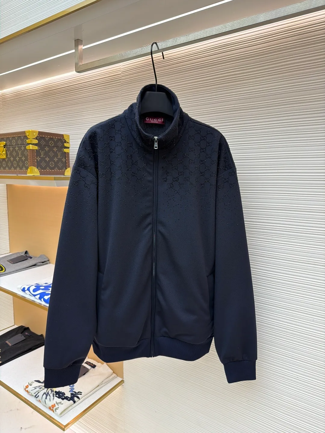 Gucci hot-drilled zipper turtleneck jacket ●Original version: Purchased and developed for 26,000 ●Item number: 1682327-B80 ●Material: 100% cotton ●Technology: Hot-drilled production ●Color: black ●Version: Fitted version ●Weight: about 935 grams ●Size: S-M-L-XL ●Description: Using 32 double beads, custom-woven extra thick version. The thread adopts double-layer thickened pure cotton flat machine rib. The access control zipper uses an electroplated metal puller with electroplated pull teeth of the same color. The pocket zippers are made of nylon rubber teeth. Made with engraved Gucci logo. The hot diamond is made of imitation crystal, and the gradient style design presents a visual impact, embellished with the brand's double G graphics. Original customized 1:1 picture board. Gradient crystal embroideries create dazzling contrasts with the textures of the brand’s signature fabrics, such as GG canvas, jersey, knitted cotton and pique cotton. Crafted from dark blue jersey, this zippered jacket is embellished with gradient GG crystals for a sophisticated look. The overall wiring is straight and delicate, the fabric is comfortable and soft, and the color is consistent without color difference. It can be matched with the same style to create a fashionable look and control various occasions. Customized accessories, complete with three standards, same style for men and women!