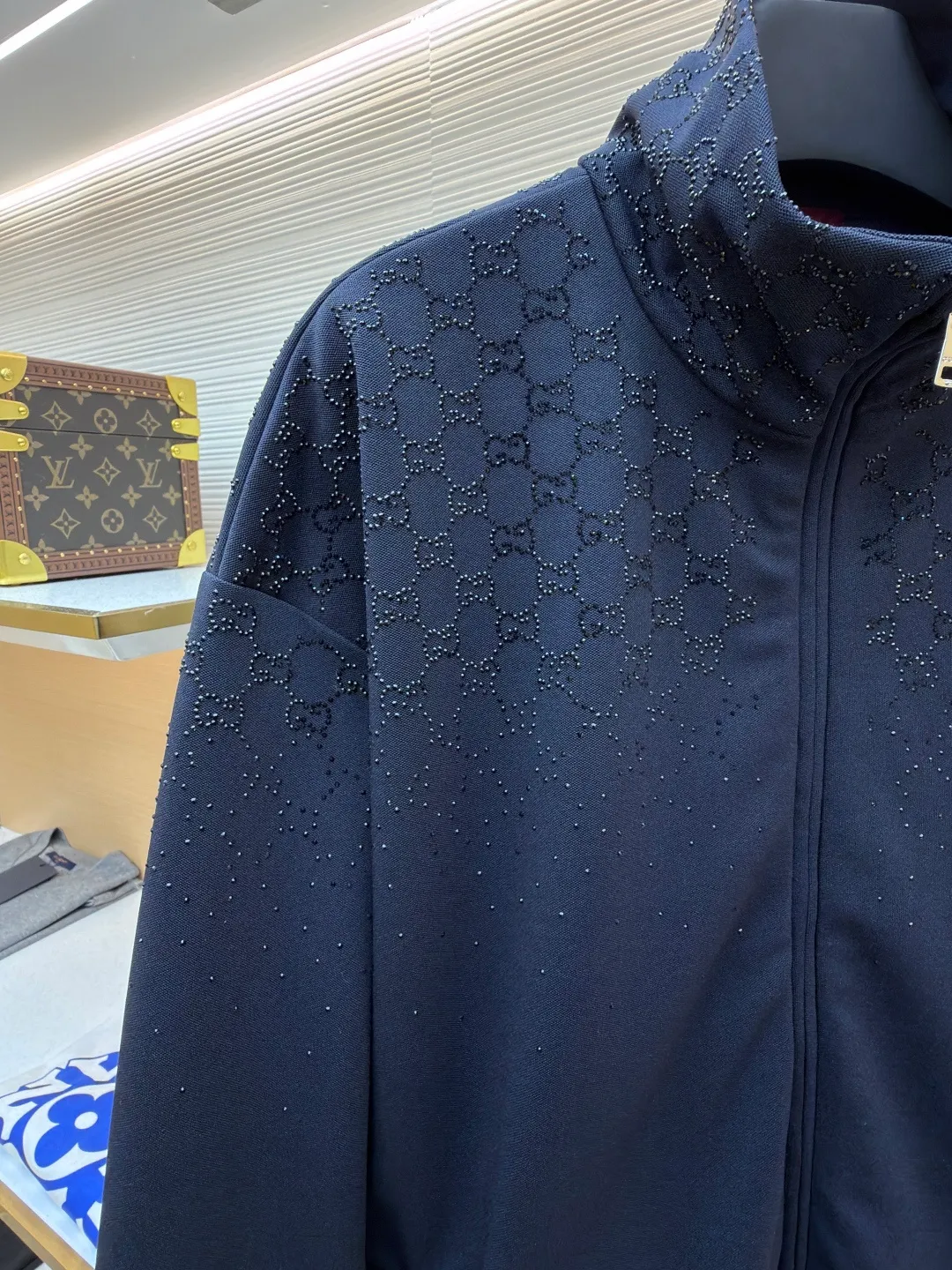 Gucci hot-drilled zipper turtleneck jacket ●Original version: Purchased and developed for 26,000 ●Item number: 1682327-B80 ●Material: 100% cotton ●Technology: Hot-drilled production ●Color: black ●Version: Fitted version ●Weight: about 935 grams ●Size: S-M-L-XL ●Description: Using 32 double beads, custom-woven extra thick version. The thread adopts double-layer thickened pure cotton flat machine rib. The access control zipper uses an electroplated metal puller with electroplated pull teeth of the same color. The pocket zippers are made of nylon rubber teeth. Made with engraved Gucci logo. The hot diamond is made of imitation crystal, and the gradient style design presents a visual impact, embellished with the brand's double G graphics. Original customized 1:1 picture board. Gradient crystal embroideries create dazzling contrasts with the textures of the brand’s signature fabrics, such as GG canvas, jersey, knitted cotton and pique cotton. Crafted from dark blue jersey, this zippered jacket is embellished with gradient GG crystals for a sophisticated look. The overall wiring is straight and delicate, the fabric is comfortable and soft, and the color is consistent without color difference. It can be matched with the same style to create a fashionable look and control various occasions. Customized accessories, complete with three standards, same style for men and women!