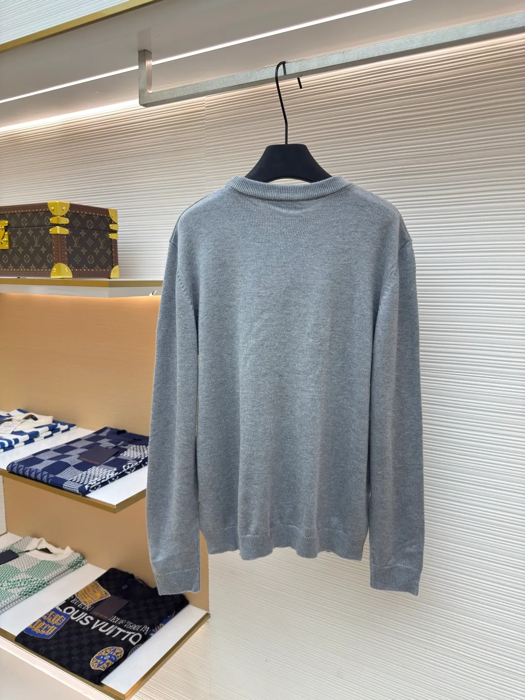 Gucci letter jacquard sweater ●Authentic product: purchased and developed at 13600 ●Item number: 1680390-A65 ●Fabric: wool fabric ●Technology: jacquard production ●Version: loose fit ●Weight: about 500 grams ●Size: XS-S-M-L ●Description: The wool material is Basulan 100% wool yarn with a relatively high finished product. We use a 14-needle German imported machine for knitting. The jacquard design process of the word position is extremely complicated. Different from the revised version on the market, 6 groups of yarns are turned back and forth, and the sand is kicked back and forth, which greatly increases the knitting time. A single piece takes 195 minutes per piece. The overall wiring is straight and delicate, the fabric is comfortable and soft, and the color is consistent without color difference. It can be matched with the same style to create a fashionable look and control various occasions. Customized accessories, complete with three standards, same style for men and women!