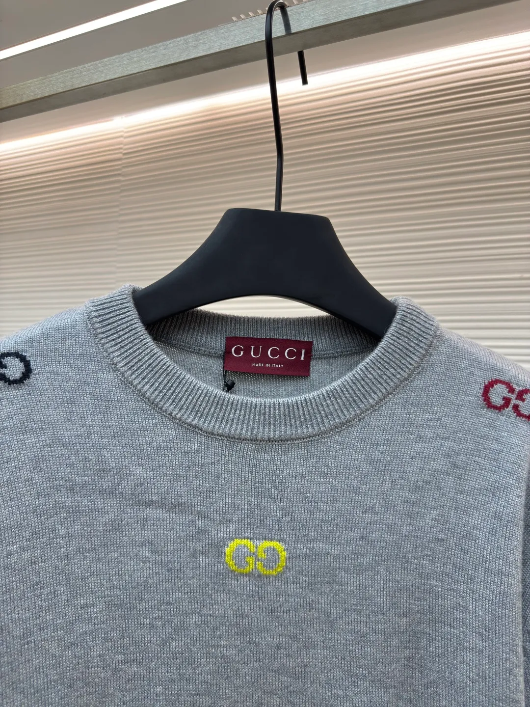 Gucci letter jacquard sweater ●Authentic product: purchased and developed at 13600 ●Item number: 1680390-A65 ●Fabric: wool fabric ●Technology: jacquard production ●Version: loose fit ●Weight: about 500 grams ●Size: XS-S-M-L ●Description: The wool material is Basulan 100% wool yarn with a relatively high finished product. We use a 14-needle German imported machine for knitting. The jacquard design process of the word position is extremely complicated. Different from the revised version on the market, 6 groups of yarns are turned back and forth, and the sand is kicked back and forth, which greatly increases the knitting time. A single piece takes 195 minutes per piece. The overall wiring is straight and delicate, the fabric is comfortable and soft, and the color is consistent without color difference. It can be matched with the same style to create a fashionable look and control various occasions. Customized accessories, complete with three standards, same style for men and women!