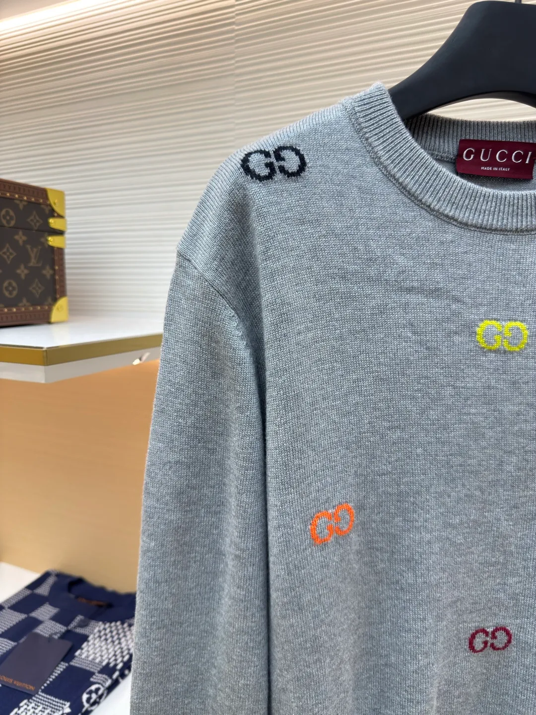 Gucci letter jacquard sweater ●Authentic product: purchased and developed at 13600 ●Item number: 1680390-A65 ●Fabric: wool fabric ●Technology: jacquard production ●Version: loose fit ●Weight: about 500 grams ●Size: XS-S-M-L ●Description: The wool material is Basulan 100% wool yarn with a relatively high finished product. We use a 14-needle German imported machine for knitting. The jacquard design process of the word position is extremely complicated. Different from the revised version on the market, 6 groups of yarns are turned back and forth, and the sand is kicked back and forth, which greatly increases the knitting time. A single piece takes 195 minutes per piece. The overall wiring is straight and delicate, the fabric is comfortable and soft, and the color is consistent without color difference. It can be matched with the same style to create a fashionable look and control various occasions. Customized accessories, complete with three standards, same style for men and women!