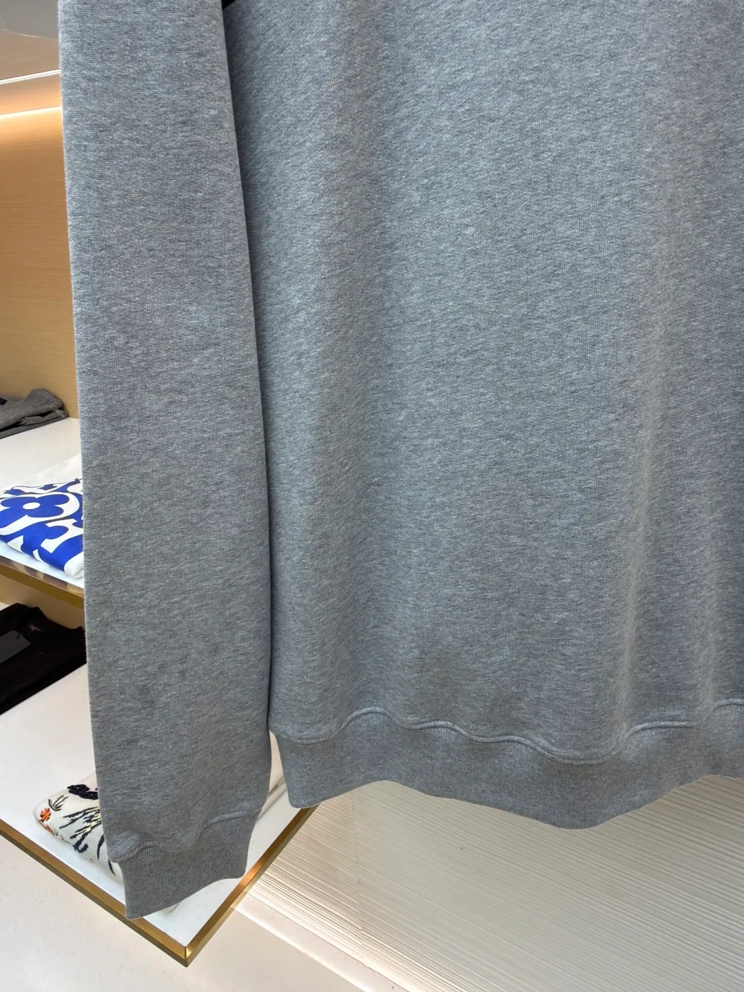 Gucci lock embroidered crew neck sweatshirt ●Original version: Purchased and developed by 5275 ●Item number: 1682140-A65 ●Fabric: brushed knitted cotton fabric ●Technology: printing production ●Color: gray ●Version: fitted version ●Weight: about 640 grams ●Size: XS-S-M-L ●Description: It adopts a composite structure of 26-count double yarn top layer + 10-count yarn fish scale terry bottom, with a weight of 380g/㎡; it is paired with 21-count 1x1 ribs, with a weight of 470g, and is used for the collar, cuffs and hem, ensuring the ultimate thickness, stiffness and deformation resistance of these key parts. The 26-count double yarn forms a smooth, delicate and strong outer surface of the fabric, ensuring good appearance and color fastness; the 10-count fish scale terry bottom is woven to form a unique fish scale-shaped coil. After being raised or fleeced, a layer of extremely rich, dense and unique texture is formed on the inside of the fabric. The sweatshirt combines a crisp and skeletal feel on the outside with an extremely warm and soft feel on the inside. Environmentally friendly elastic glue printing uses water-based environmentally friendly slurry and polymer cross-linking technology to make the pattern have excellent elasticity and can expand and contract simultaneously with the fabric without cracking. The printing layer has a matte texture, is soft and smooth to the touch, and does not have the hardening feel of traditional offset printing, while maintaining the breathability of the fabric. It has strong color coverage, is washable and wear-resistant, and takes into account both visual performance and wearing comfort. Core-covered three-dimensional embroidery is made by pre-inserting a foam core material under the high-density embroidery layer as a filling base, and then embroidering it with embroidery thread for full coverage. The process can create a three-dimensional pattern with highly pronounced convexities and rounded and full edges, and the visual effect is extremely impactful. The cushioning effect of the core material not only improves the wear resistance and pressure resistance of the pattern, but also ensures that it can maintain its crisp and three-dimensional original shape after repeated wear and washing, achieving a high degree of unity between decoration and durability. The overall wiring is straight and delicate, the fabric is comfortable and soft, and the color is consistent without color difference. It can be matched with the same style to create a fashionable look and control various occasions. Customized accessories, complete with three standards, same style for men and women!