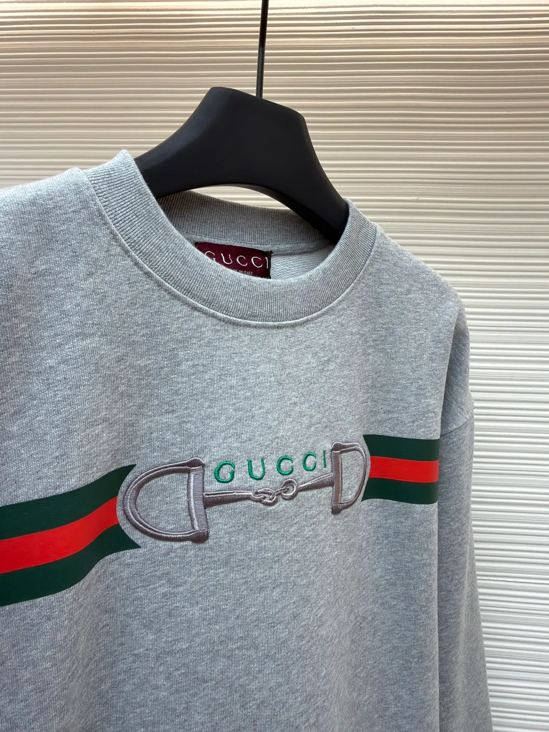 Gucci lock embroidered crew neck sweatshirt ●Original version: Purchased and developed by 5275 ●Item number: 1682140-A65 ●Fabric: brushed knitted cotton fabric ●Technology: printing production ●Color: gray ●Version: fitted version ●Weight: about 640 grams ●Size: XS-S-M-L ●Description: It adopts a composite structure of 26-count double yarn top layer + 10-count yarn fish scale terry bottom, with a weight of 380g/㎡; it is paired with 21-count 1x1 ribs, with a weight of 470g, and is used for the collar, cuffs and hem, ensuring the ultimate thickness, stiffness and deformation resistance of these key parts. The 26-count double yarn forms a smooth, delicate and strong outer surface of the fabric, ensuring good appearance and color fastness; the 10-count fish scale terry bottom is woven to form a unique fish scale-shaped coil. After being raised or fleeced, a layer of extremely rich, dense and unique texture is formed on the inside of the fabric. The sweatshirt combines a crisp and skeletal feel on the outside with an extremely warm and soft feel on the inside. Environmentally friendly elastic glue printing uses water-based environmentally friendly slurry and polymer cross-linking technology to make the pattern have excellent elasticity and can expand and contract simultaneously with the fabric without cracking. The printing layer has a matte texture, is soft and smooth to the touch, and does not have the hardening feel of traditional offset printing, while maintaining the breathability of the fabric. It has strong color coverage, is washable and wear-resistant, and takes into account both visual performance and wearing comfort. Core-covered three-dimensional embroidery is made by pre-inserting a foam core material under the high-density embroidery layer as a filling base, and then embroidering it with embroidery thread for full coverage. The process can create a three-dimensional pattern with highly pronounced convexities and rounded and full edges, and the visual effect is extremely impactful. The cushioning effect of the core material not only improves the wear resistance and pressure resistance of the pattern, but also ensures that it can maintain its crisp and three-dimensional original shape after repeated wear and washing, achieving a high degree of unity between decoration and durability. The overall wiring is straight and delicate, the fabric is comfortable and soft, and the color is consistent without color difference. It can be matched with the same style to create a fashionable look and control various occasions. Customized accessories, complete with three standards, same style for men and women!