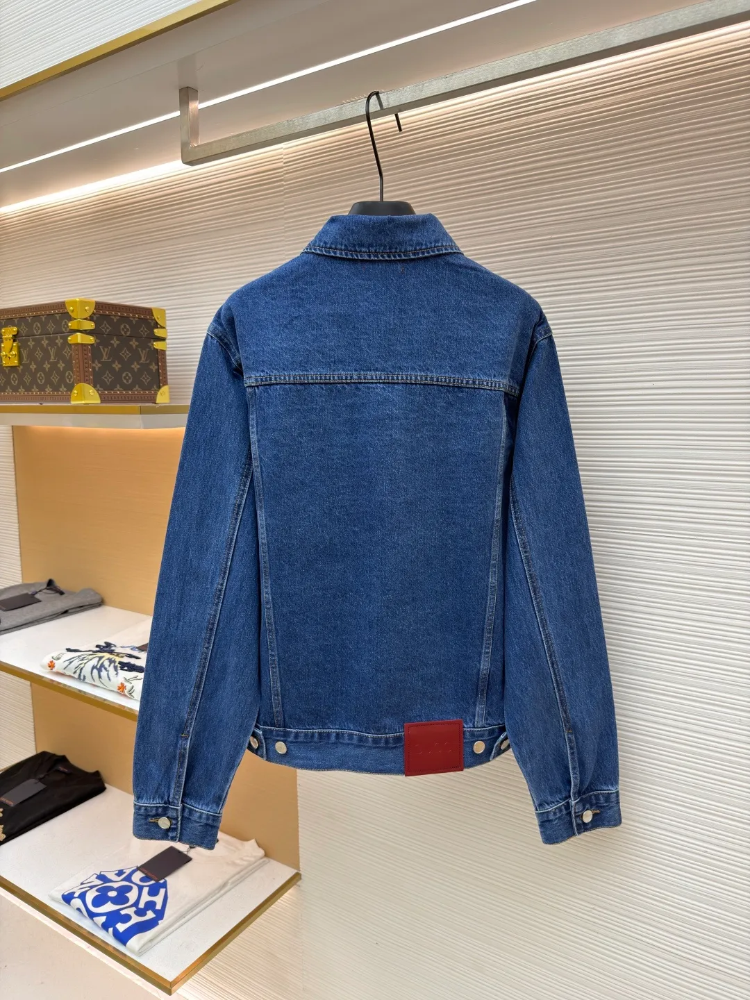 Gucci horsebit cotton button fastening denim jacket ●Original version: purchased and developed by 8622 ●Item number: 1682543-B80 ●Fabric: denim fabric ●Technology: washed production ●Color: blue ●Version: fitted version ●Weight: about 980 grams ●Size: 46-48-50-52 ●Description: This LOUIS The VUITTON denim jacket is made of high-weight denim denim fabric, which is processed by stonewashing and enzyme washing. It presents a classic denim blue with a natural distressed texture. The fabric is stiff and wear-resistant without losing softness, and is not easy to deform or fade. The body adopts a classic work jacket shape, with a neat and elegant lapel design. Customized metal buttons at the placket have a thick texture. The chest patch pocket is decorated with metal buckles, highlighting the ingenious brand details. The shoulders are seamlessly spliced, the cuffs and hem are ribbed to fit the body shape, and the side seam pockets are made with inlay technology, with straight and fine lines. The overall cut is an oversized and loose silhouette, with customized accessories and three labels. The detailed craftsmanship shows the brand's ingenuity. It is suitable for various scenarios such as daily outings and casual wear. It is a classic item that creates a street style. The overall wiring is straight and delicate, the fabric is comfortable and soft, and the color is consistent without color difference. It can be matched with the same style to create a fashionable look and control various occasions. Customized accessories, complete with three standards, same style for men and women!