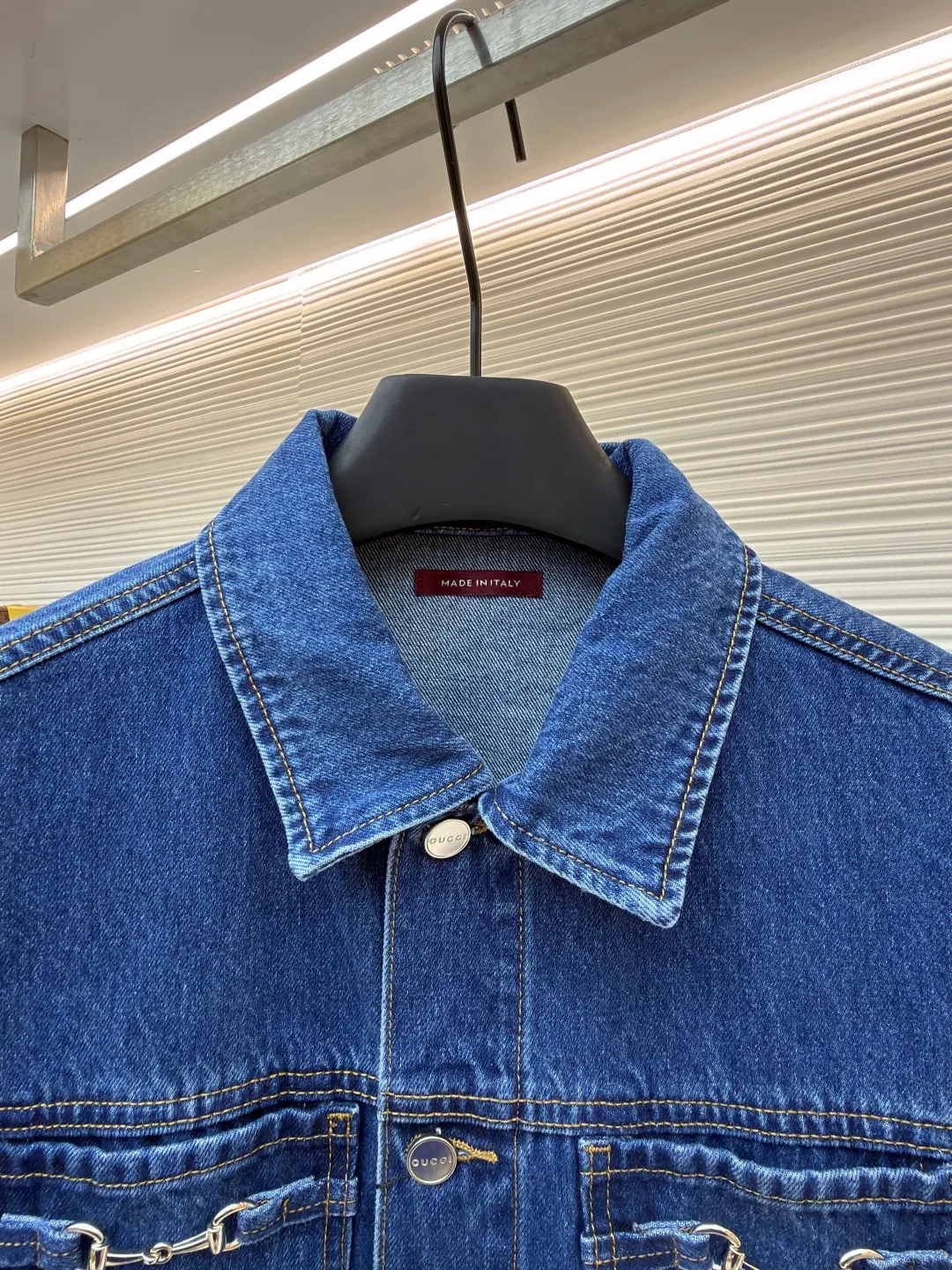 Gucci horsebit cotton button fastening denim jacket ●Original version: purchased and developed by 8622 ●Item number: 1682543-B80 ●Fabric: denim fabric ●Technology: washed production ●Color: blue ●Version: fitted version ●Weight: about 980 grams ●Size: 46-48-50-52 ●Description: This LOUIS The VUITTON denim jacket is made of high-weight denim denim fabric, which is processed by stonewashing and enzyme washing. It presents a classic denim blue with a natural distressed texture. The fabric is stiff and wear-resistant without losing softness, and is not easy to deform or fade. The body adopts a classic work jacket shape, with a neat and elegant lapel design. Customized metal buttons at the placket have a thick texture. The chest patch pocket is decorated with metal buckles, highlighting the ingenious brand details. The shoulders are seamlessly spliced, the cuffs and hem are ribbed to fit the body shape, and the side seam pockets are made with inlay technology, with straight and fine lines. The overall cut is an oversized and loose silhouette, with customized accessories and three labels. The detailed craftsmanship shows the brand's ingenuity. It is suitable for various scenarios such as daily outings and casual wear. It is a classic item that creates a street style. The overall wiring is straight and delicate, the fabric is comfortable and soft, and the color is consistent without color difference. It can be matched with the same style to create a fashionable look and control various occasions. Customized accessories, complete with three standards, same style for men and women!