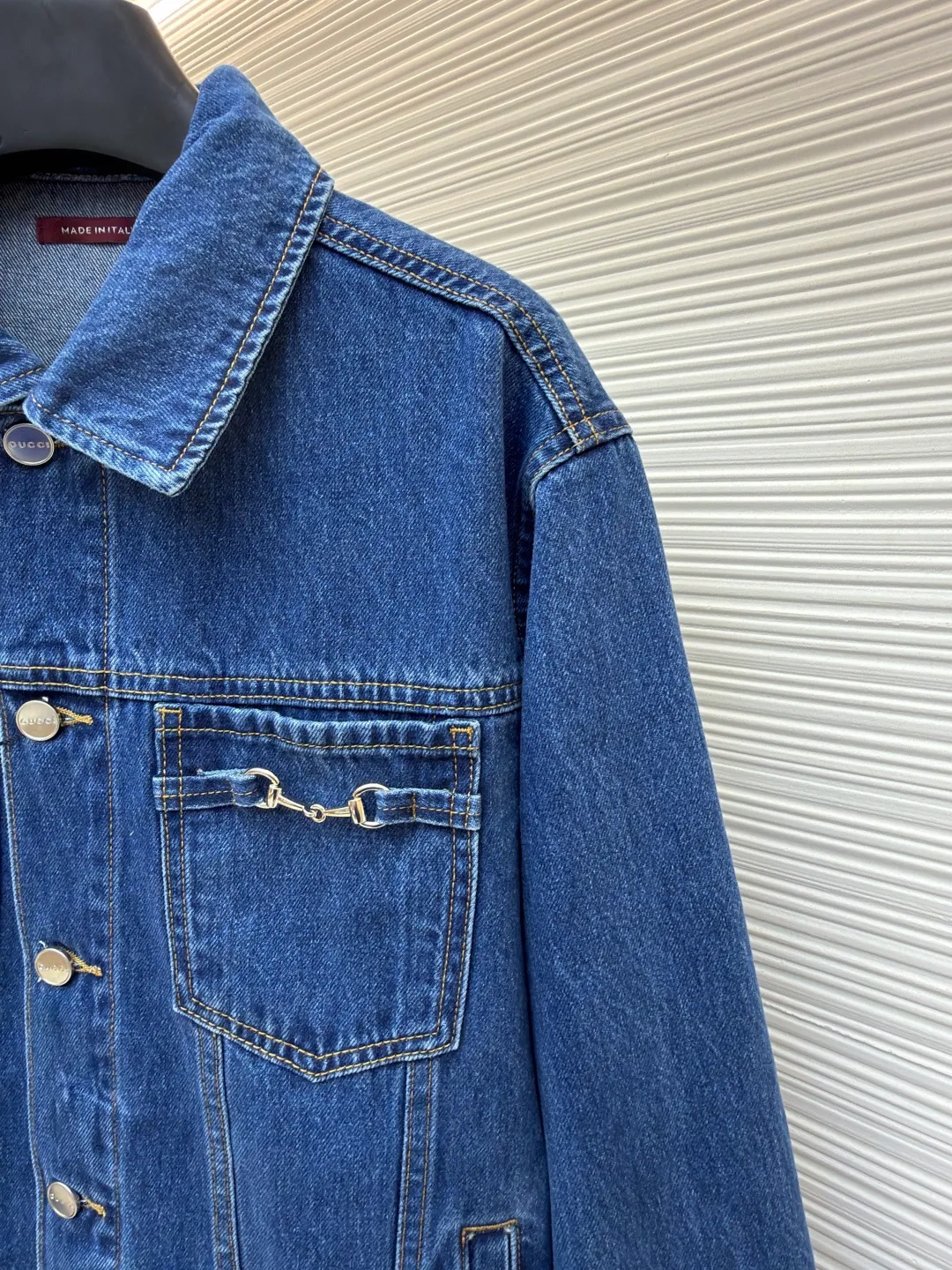 Gucci horsebit cotton button fastening denim jacket ●Original version: purchased and developed by 8622 ●Item number: 1682543-B80 ●Fabric: denim fabric ●Technology: washed production ●Color: blue ●Version: fitted version ●Weight: about 980 grams ●Size: 46-48-50-52 ●Description: This LOUIS The VUITTON denim jacket is made of high-weight denim denim fabric, which is processed by stonewashing and enzyme washing. It presents a classic denim blue with a natural distressed texture. The fabric is stiff and wear-resistant without losing softness, and is not easy to deform or fade. The body adopts a classic work jacket shape, with a neat and elegant lapel design. Customized metal buttons at the placket have a thick texture. The chest patch pocket is decorated with metal buckles, highlighting the ingenious brand details. The shoulders are seamlessly spliced, the cuffs and hem are ribbed to fit the body shape, and the side seam pockets are made with inlay technology, with straight and fine lines. The overall cut is an oversized and loose silhouette, with customized accessories and three labels. The detailed craftsmanship shows the brand's ingenuity. It is suitable for various scenarios such as daily outings and casual wear. It is a classic item that creates a street style. The overall wiring is straight and delicate, the fabric is comfortable and soft, and the color is consistent without color difference. It can be matched with the same style to create a fashionable look and control various occasions. Customized accessories, complete with three standards, same style for men and women!
