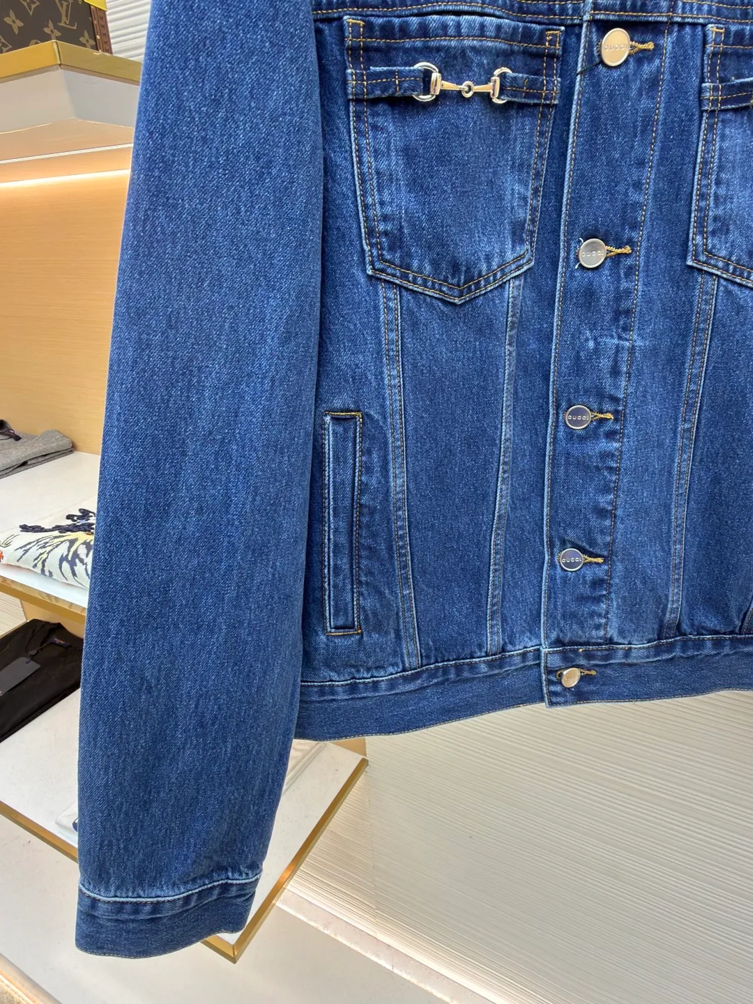 Gucci horsebit cotton button fastening denim jacket ●Original version: purchased and developed by 8622 ●Item number: 1682543-B80 ●Fabric: denim fabric ●Technology: washed production ●Color: blue ●Version: fitted version ●Weight: about 980 grams ●Size: 46-48-50-52 ●Description: This LOUIS The VUITTON denim jacket is made of high-weight denim denim fabric, which is processed by stonewashing and enzyme washing. It presents a classic denim blue with a natural distressed texture. The fabric is stiff and wear-resistant without losing softness, and is not easy to deform or fade. The body adopts a classic work jacket shape, with a neat and elegant lapel design. Customized metal buttons at the placket have a thick texture. The chest patch pocket is decorated with metal buckles, highlighting the ingenious brand details. The shoulders are seamlessly spliced, the cuffs and hem are ribbed to fit the body shape, and the side seam pockets are made with inlay technology, with straight and fine lines. The overall cut is an oversized and loose silhouette, with customized accessories and three labels. The detailed craftsmanship shows the brand's ingenuity. It is suitable for various scenarios such as daily outings and casual wear. It is a classic item that creates a street style. The overall wiring is straight and delicate, the fabric is comfortable and soft, and the color is consistent without color difference. It can be matched with the same style to create a fashionable look and control various occasions. Customized accessories, complete with three standards, same style for men and women!