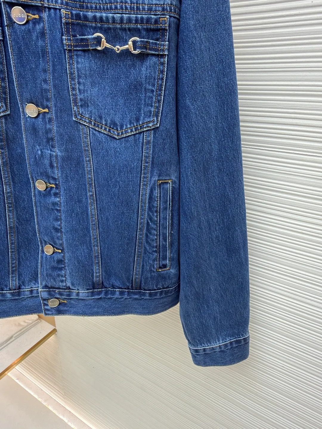 Gucci horsebit cotton button fastening denim jacket ●Original version: purchased and developed by 8622 ●Item number: 1682543-B80 ●Fabric: denim fabric ●Technology: washed production ●Color: blue ●Version: fitted version ●Weight: about 980 grams ●Size: 46-48-50-52 ●Description: This LOUIS The VUITTON denim jacket is made of high-weight denim denim fabric, which is processed by stonewashing and enzyme washing. It presents a classic denim blue with a natural distressed texture. The fabric is stiff and wear-resistant without losing softness, and is not easy to deform or fade. The body adopts a classic work jacket shape, with a neat and elegant lapel design. Customized metal buttons at the placket have a thick texture. The chest patch pocket is decorated with metal buckles, highlighting the ingenious brand details. The shoulders are seamlessly spliced, the cuffs and hem are ribbed to fit the body shape, and the side seam pockets are made with inlay technology, with straight and fine lines. The overall cut is an oversized and loose silhouette, with customized accessories and three labels. The detailed craftsmanship shows the brand's ingenuity. It is suitable for various scenarios such as daily outings and casual wear. It is a classic item that creates a street style. The overall wiring is straight and delicate, the fabric is comfortable and soft, and the color is consistent without color difference. It can be matched with the same style to create a fashionable look and control various occasions. Customized accessories, complete with three standards, same style for men and women!