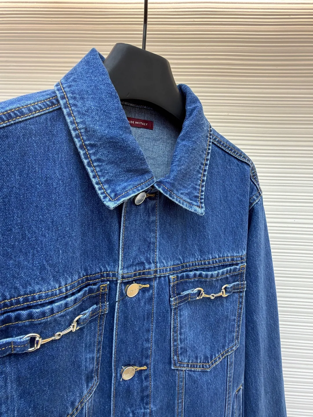 Gucci horsebit cotton button fastening denim jacket ●Original version: purchased and developed by 8622 ●Item number: 1682543-B80 ●Fabric: denim fabric ●Technology: washed production ●Color: blue ●Version: fitted version ●Weight: about 980 grams ●Size: 46-48-50-52 ●Description: This LOUIS The VUITTON denim jacket is made of high-weight denim denim fabric, which is processed by stonewashing and enzyme washing. It presents a classic denim blue with a natural distressed texture. The fabric is stiff and wear-resistant without losing softness, and is not easy to deform or fade. The body adopts a classic work jacket shape, with a neat and elegant lapel design. Customized metal buttons at the placket have a thick texture. The chest patch pocket is decorated with metal buckles, highlighting the ingenious brand details. The shoulders are seamlessly spliced, the cuffs and hem are ribbed to fit the body shape, and the side seam pockets are made with inlay technology, with straight and fine lines. The overall cut is an oversized and loose silhouette, with customized accessories and three labels. The detailed craftsmanship shows the brand's ingenuity. It is suitable for various scenarios such as daily outings and casual wear. It is a classic item that creates a street style. The overall wiring is straight and delicate, the fabric is comfortable and soft, and the color is consistent without color difference. It can be matched with the same style to create a fashionable look and control various occasions. Customized accessories, complete with three standards, same style for men and women!