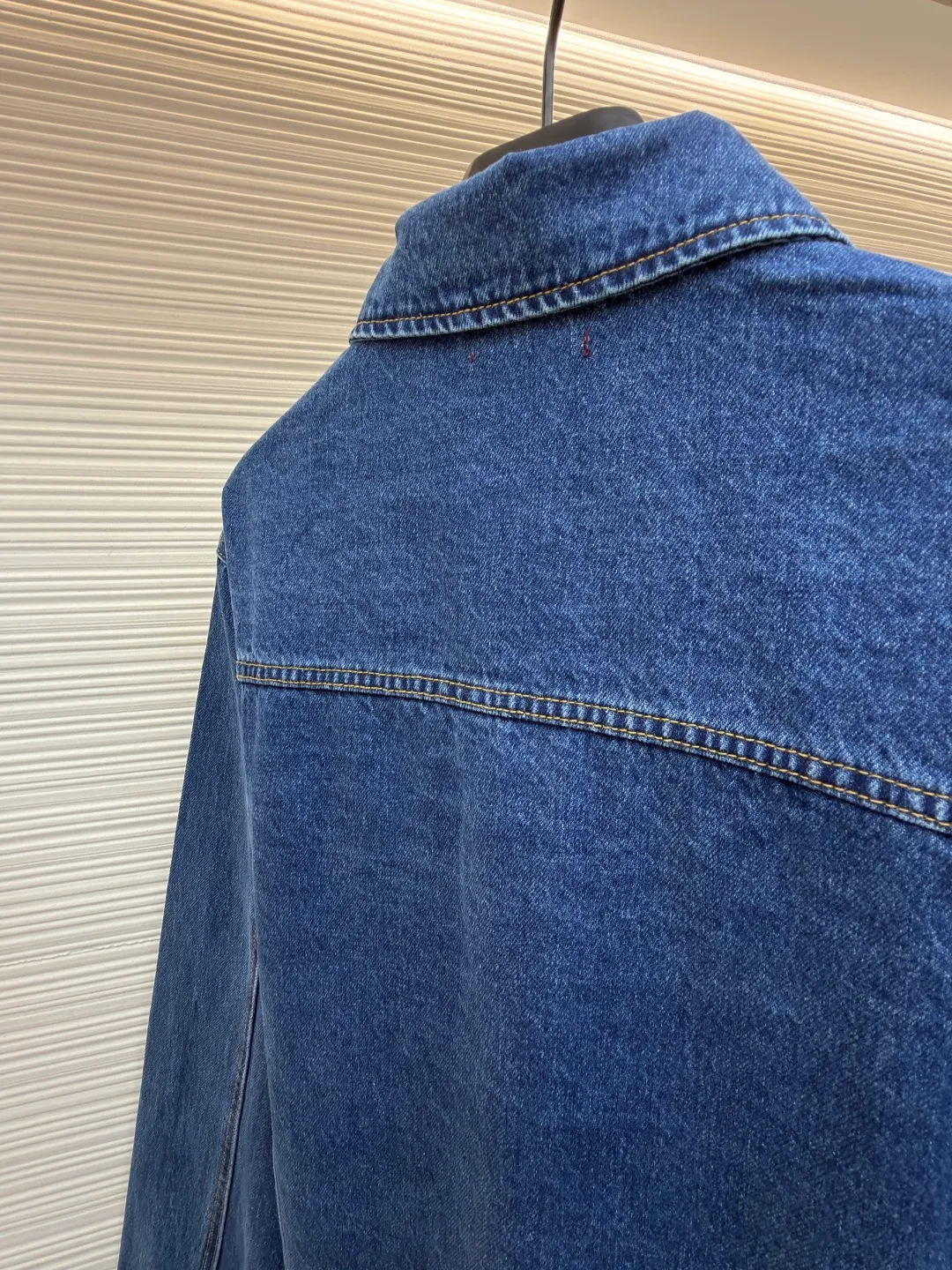 Gucci horsebit cotton button fastening denim jacket ●Original version: purchased and developed by 8622 ●Item number: 1682543-B80 ●Fabric: denim fabric ●Technology: washed production ●Color: blue ●Version: fitted version ●Weight: about 980 grams ●Size: 46-48-50-52 ●Description: This LOUIS The VUITTON denim jacket is made of high-weight denim denim fabric, which is processed by stonewashing and enzyme washing. It presents a classic denim blue with a natural distressed texture. The fabric is stiff and wear-resistant without losing softness, and is not easy to deform or fade. The body adopts a classic work jacket shape, with a neat and elegant lapel design. Customized metal buttons at the placket have a thick texture. The chest patch pocket is decorated with metal buckles, highlighting the ingenious brand details. The shoulders are seamlessly spliced, the cuffs and hem are ribbed to fit the body shape, and the side seam pockets are made with inlay technology, with straight and fine lines. The overall cut is an oversized and loose silhouette, with customized accessories and three labels. The detailed craftsmanship shows the brand's ingenuity. It is suitable for various scenarios such as daily outings and casual wear. It is a classic item that creates a street style. The overall wiring is straight and delicate, the fabric is comfortable and soft, and the color is consistent without color difference. It can be matched with the same style to create a fashionable look and control various occasions. Customized accessories, complete with three standards, same style for men and women!