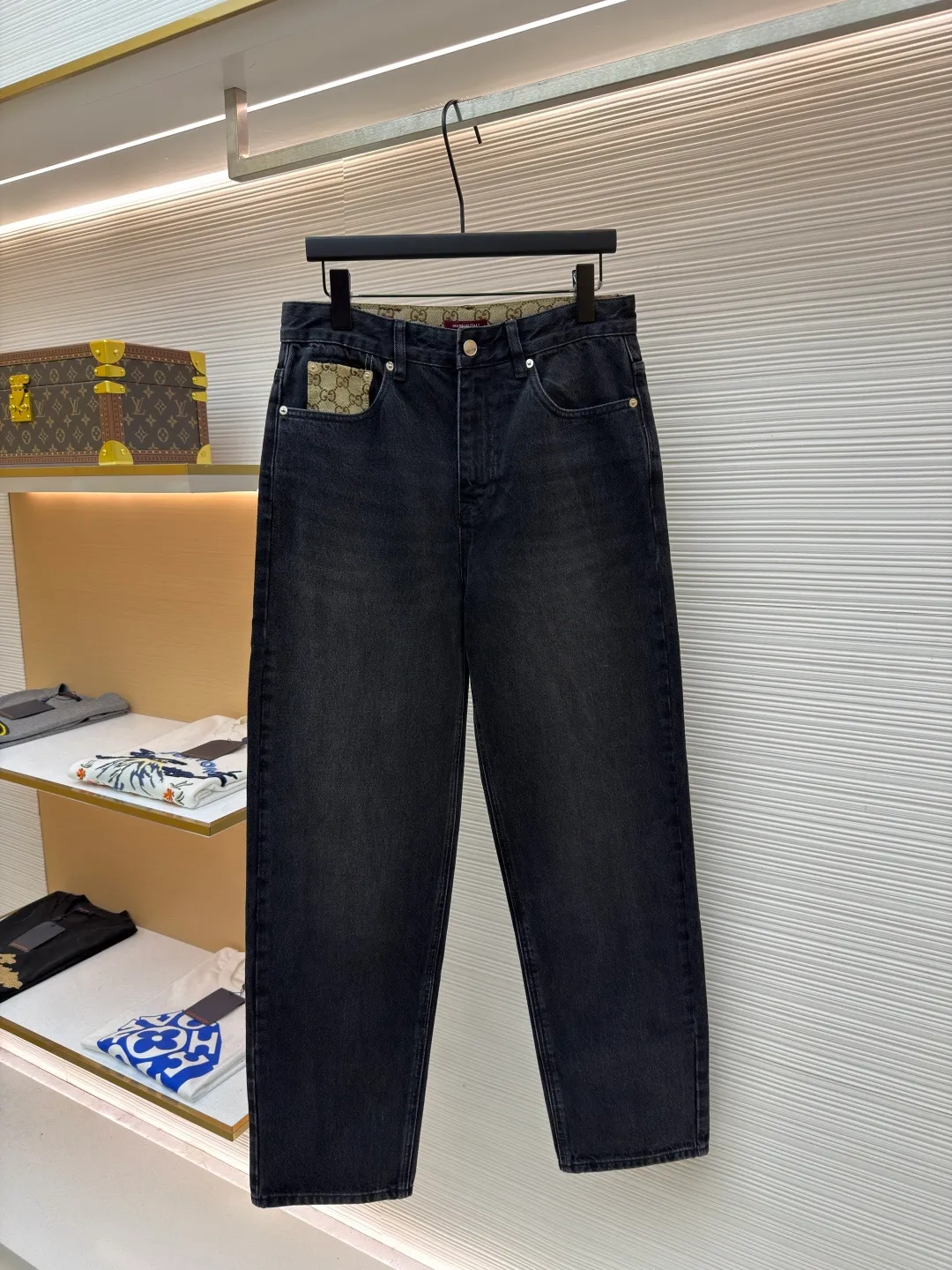 Gucci washed cotton denim jeans ●Item number: 1682552-B25 ●Material: denim fabric ●Technology: washed production ●Color: washed black ●Version: fitted version ●Weight: about 800 grams ●Size: 30-31-32-33-34-36 ●Description: This pair of GUCCI black and gray distressed jeans is made of high-weight denim denim fabric. It is processed by stonewashing and enzyme washing to present a natural black and gray gradient distressed texture. The fabric is stiff and wear-resistant without losing softness, and is not easy to deform or fade. The pocket on the left side of the trousers is spliced ​​with the brand's classic presbyopic canvas, which uses manual counter-stitching technology. The splicing lines are straight and fine, forming a material contrast with the denim fabric. The classic five-pocket design is practical and beautiful. The placket has custom-made metal buttons and zippers with thick texture. The waist is equipped with adjustable trouser loops to adapt to different waist sizes. The trouser legs are straight-cut to fit the body shape. The overall shape is a loose tapered silhouette, with customized accessories and three labels. The details and craftsmanship show the level of luxury. It is suitable for various scenarios such as daily outings and light retro wear. It is a classic item for creating casual looks. The overall wiring is straight and delicate, the fabric is comfortable and soft, and the color is consistent without color difference. It can be matched with the same style to create a fashionable look and control various occasions. Customized accessories, complete with three standards, same style for men and women!
