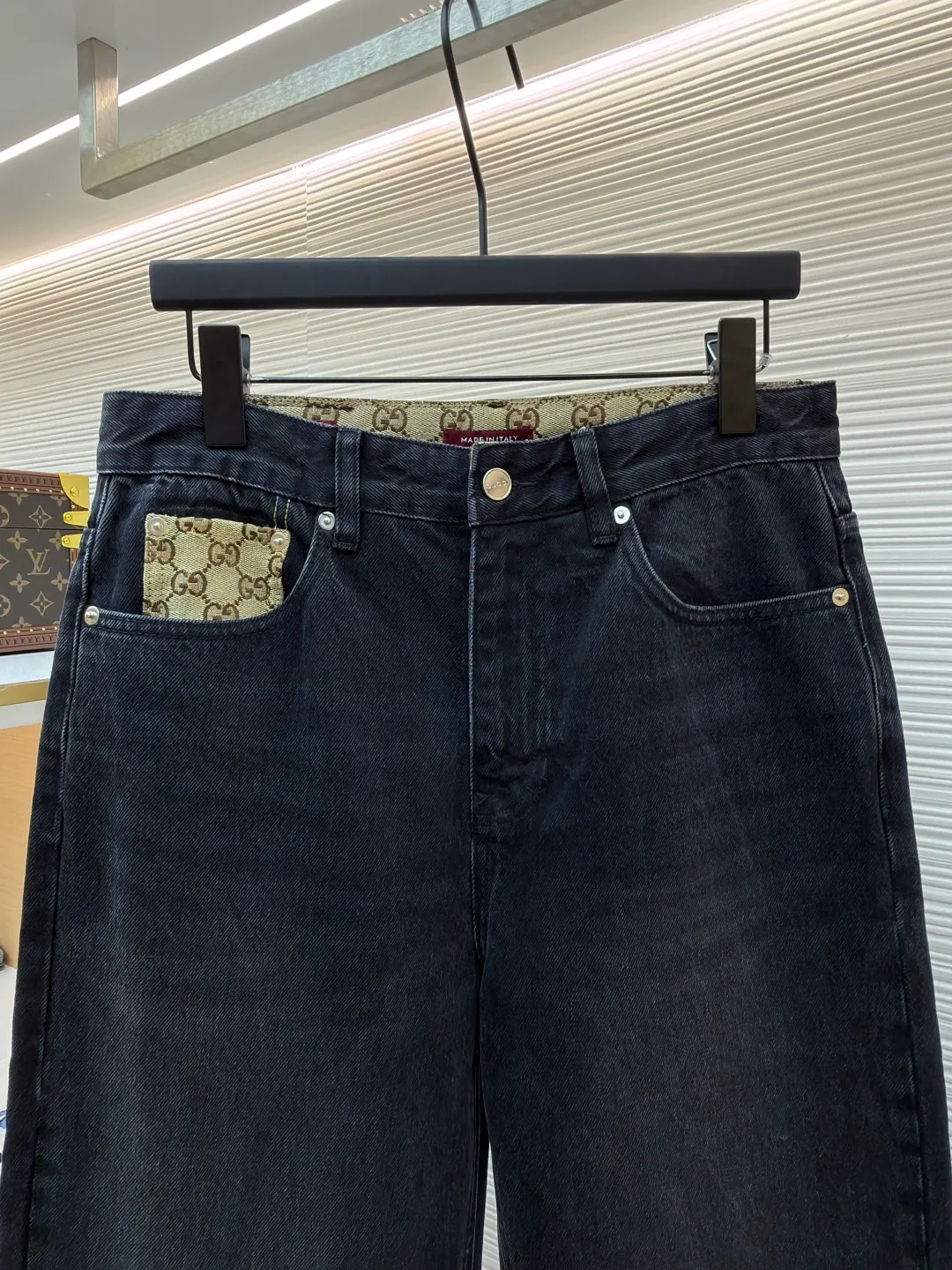Gucci washed cotton denim jeans ●Item number: 1682552-B25 ●Material: denim fabric ●Technology: washed production ●Color: washed black ●Version: fitted version ●Weight: about 800 grams ●Size: 30-31-32-33-34-36 ●Description: This pair of GUCCI black and gray distressed jeans is made of high-weight denim denim fabric. It is processed by stonewashing and enzyme washing to present a natural black and gray gradient distressed texture. The fabric is stiff and wear-resistant without losing softness, and is not easy to deform or fade. The pocket on the left side of the trousers is spliced ​​with the brand's classic presbyopic canvas, which uses manual counter-stitching technology. The splicing lines are straight and fine, forming a material contrast with the denim fabric. The classic five-pocket design is practical and beautiful. The placket has custom-made metal buttons and zippers with thick texture. The waist is equipped with adjustable trouser loops to adapt to different waist sizes. The trouser legs are straight-cut to fit the body shape. The overall shape is a loose tapered silhouette, with customized accessories and three labels. The details and craftsmanship show the level of luxury. It is suitable for various scenarios such as daily outings and light retro wear. It is a classic item for creating casual looks. The overall wiring is straight and delicate, the fabric is comfortable and soft, and the color is consistent without color difference. It can be matched with the same style to create a fashionable look and control various occasions. Customized accessories, complete with three standards, same style for men and women!