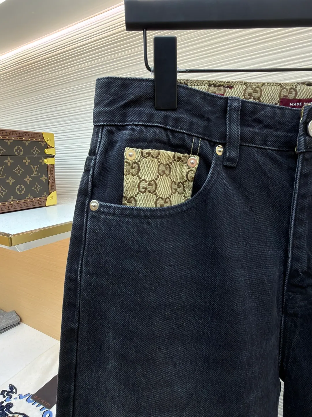 Gucci washed cotton denim jeans ●Item number: 1682552-B25 ●Material: denim fabric ●Technology: washed production ●Color: washed black ●Version: fitted version ●Weight: about 800 grams ●Size: 30-31-32-33-34-36 ●Description: This pair of GUCCI black and gray distressed jeans is made of high-weight denim denim fabric. It is processed by stonewashing and enzyme washing to present a natural black and gray gradient distressed texture. The fabric is stiff and wear-resistant without losing softness, and is not easy to deform or fade. The pocket on the left side of the trousers is spliced ​​with the brand's classic presbyopic canvas, which uses manual counter-stitching technology. The splicing lines are straight and fine, forming a material contrast with the denim fabric. The classic five-pocket design is practical and beautiful. The placket has custom-made metal buttons and zippers with thick texture. The waist is equipped with adjustable trouser loops to adapt to different waist sizes. The trouser legs are straight-cut to fit the body shape. The overall shape is a loose tapered silhouette, with customized accessories and three labels. The details and craftsmanship show the level of luxury. It is suitable for various scenarios such as daily outings and light retro wear. It is a classic item for creating casual looks. The overall wiring is straight and delicate, the fabric is comfortable and soft, and the color is consistent without color difference. It can be matched with the same style to create a fashionable look and control various occasions. Customized accessories, complete with three standards, same style for men and women!