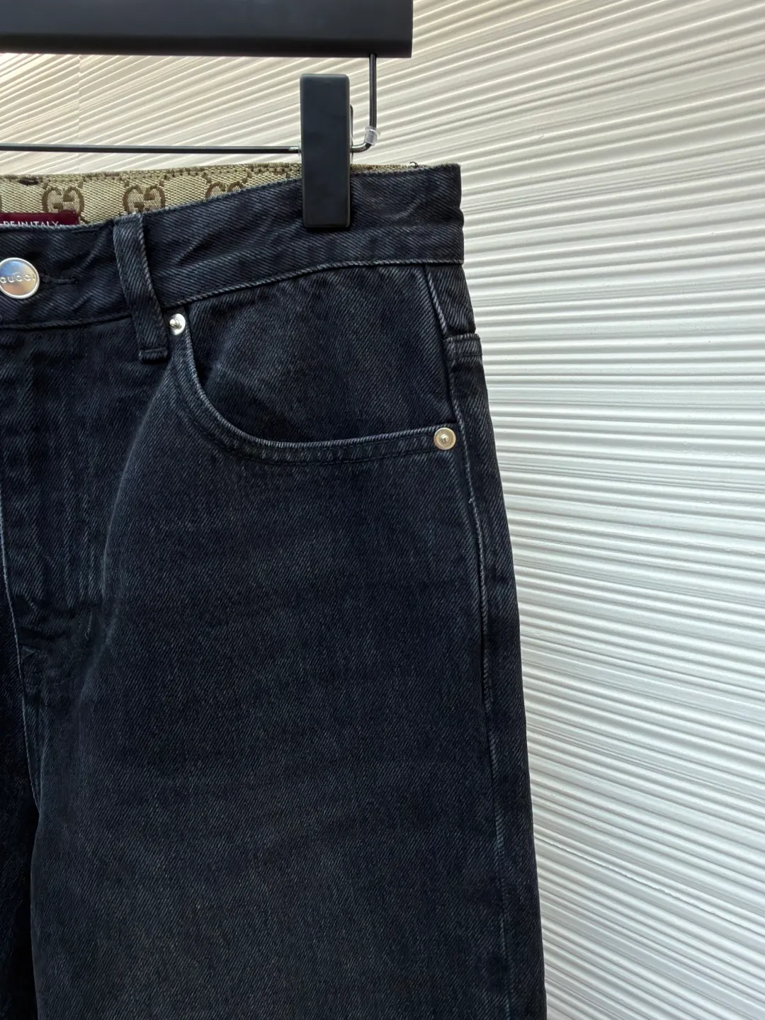 Gucci washed cotton denim jeans ●Item number: 1682552-B25 ●Material: denim fabric ●Technology: washed production ●Color: washed black ●Version: fitted version ●Weight: about 800 grams ●Size: 30-31-32-33-34-36 ●Description: This pair of GUCCI black and gray distressed jeans is made of high-weight denim denim fabric. It is processed by stonewashing and enzyme washing to present a natural black and gray gradient distressed texture. The fabric is stiff and wear-resistant without losing softness, and is not easy to deform or fade. The pocket on the left side of the trousers is spliced ​​with the brand's classic presbyopic canvas, which uses manual counter-stitching technology. The splicing lines are straight and fine, forming a material contrast with the denim fabric. The classic five-pocket design is practical and beautiful. The placket has custom-made metal buttons and zippers with thick texture. The waist is equipped with adjustable trouser loops to adapt to different waist sizes. The trouser legs are straight-cut to fit the body shape. The overall shape is a loose tapered silhouette, with customized accessories and three labels. The details and craftsmanship show the level of luxury. It is suitable for various scenarios such as daily outings and light retro wear. It is a classic item for creating casual looks. The overall wiring is straight and delicate, the fabric is comfortable and soft, and the color is consistent without color difference. It can be matched with the same style to create a fashionable look and control various occasions. Customized accessories, complete with three standards, same style for men and women!
