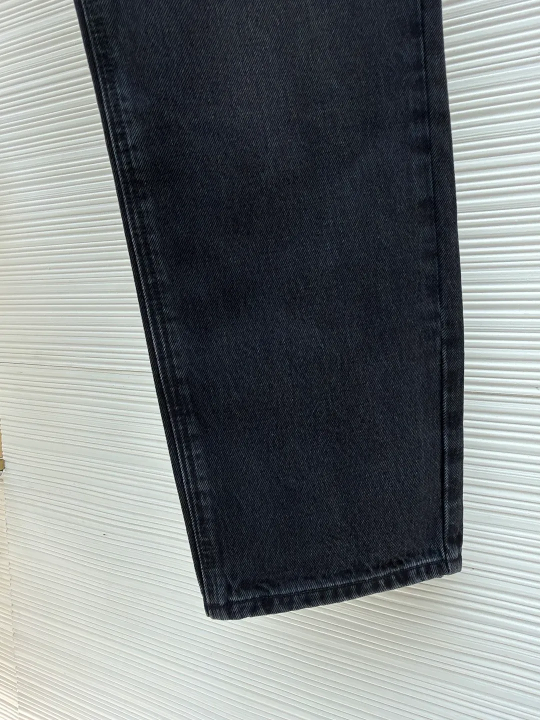Gucci washed cotton denim jeans ●Item number: 1682552-B25 ●Material: denim fabric ●Technology: washed production ●Color: washed black ●Version: fitted version ●Weight: about 800 grams ●Size: 30-31-32-33-34-36 ●Description: This pair of GUCCI black and gray distressed jeans is made of high-weight denim denim fabric. It is processed by stonewashing and enzyme washing to present a natural black and gray gradient distressed texture. The fabric is stiff and wear-resistant without losing softness, and is not easy to deform or fade. The pocket on the left side of the trousers is spliced ​​with the brand's classic presbyopic canvas, which uses manual counter-stitching technology. The splicing lines are straight and fine, forming a material contrast with the denim fabric. The classic five-pocket design is practical and beautiful. The placket has custom-made metal buttons and zippers with thick texture. The waist is equipped with adjustable trouser loops to adapt to different waist sizes. The trouser legs are straight-cut to fit the body shape. The overall shape is a loose tapered silhouette, with customized accessories and three labels. The details and craftsmanship show the level of luxury. It is suitable for various scenarios such as daily outings and light retro wear. It is a classic item for creating casual looks. The overall wiring is straight and delicate, the fabric is comfortable and soft, and the color is consistent without color difference. It can be matched with the same style to create a fashionable look and control various occasions. Customized accessories, complete with three standards, same style for men and women!