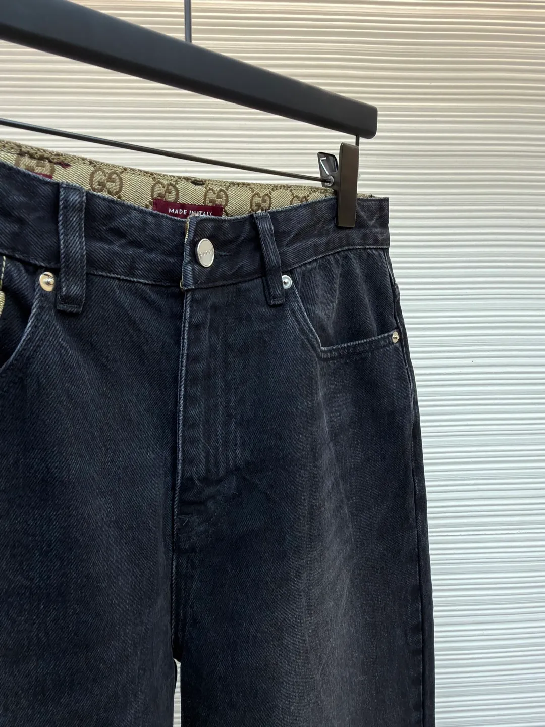 Gucci washed cotton denim jeans ●Item number: 1682552-B25 ●Material: denim fabric ●Technology: washed production ●Color: washed black ●Version: fitted version ●Weight: about 800 grams ●Size: 30-31-32-33-34-36 ●Description: This pair of GUCCI black and gray distressed jeans is made of high-weight denim denim fabric. It is processed by stonewashing and enzyme washing to present a natural black and gray gradient distressed texture. The fabric is stiff and wear-resistant without losing softness, and is not easy to deform or fade. The pocket on the left side of the trousers is spliced ​​with the brand's classic presbyopic canvas, which uses manual counter-stitching technology. The splicing lines are straight and fine, forming a material contrast with the denim fabric. The classic five-pocket design is practical and beautiful. The placket has custom-made metal buttons and zippers with thick texture. The waist is equipped with adjustable trouser loops to adapt to different waist sizes. The trouser legs are straight-cut to fit the body shape. The overall shape is a loose tapered silhouette, with customized accessories and three labels. The details and craftsmanship show the level of luxury. It is suitable for various scenarios such as daily outings and light retro wear. It is a classic item for creating casual looks. The overall wiring is straight and delicate, the fabric is comfortable and soft, and the color is consistent without color difference. It can be matched with the same style to create a fashionable look and control various occasions. Customized accessories, complete with three standards, same style for men and women!