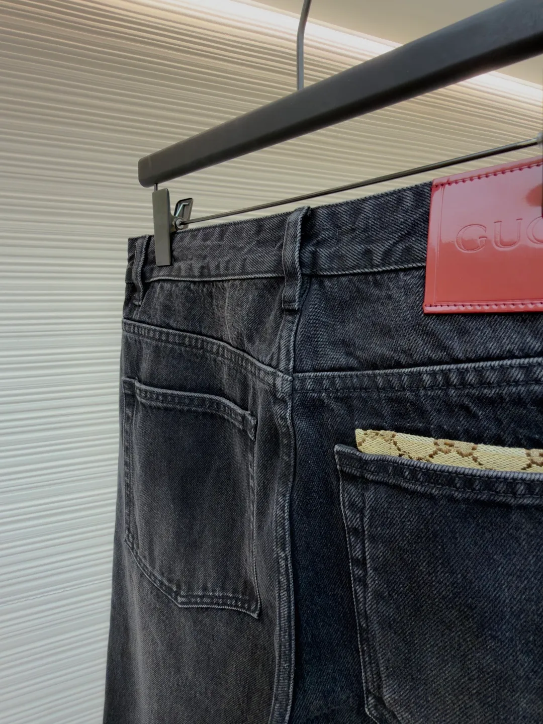 Gucci washed cotton denim jeans ●Item number: 1682552-B25 ●Material: denim fabric ●Technology: washed production ●Color: washed black ●Version: fitted version ●Weight: about 800 grams ●Size: 30-31-32-33-34-36 ●Description: This pair of GUCCI black and gray distressed jeans is made of high-weight denim denim fabric. It is processed by stonewashing and enzyme washing to present a natural black and gray gradient distressed texture. The fabric is stiff and wear-resistant without losing softness, and is not easy to deform or fade. The pocket on the left side of the trousers is spliced ​​with the brand's classic presbyopic canvas, which uses manual counter-stitching technology. The splicing lines are straight and fine, forming a material contrast with the denim fabric. The classic five-pocket design is practical and beautiful. The placket has custom-made metal buttons and zippers with thick texture. The waist is equipped with adjustable trouser loops to adapt to different waist sizes. The trouser legs are straight-cut to fit the body shape. The overall shape is a loose tapered silhouette, with customized accessories and three labels. The details and craftsmanship show the level of luxury. It is suitable for various scenarios such as daily outings and light retro wear. It is a classic item for creating casual looks. The overall wiring is straight and delicate, the fabric is comfortable and soft, and the color is consistent without color difference. It can be matched with the same style to create a fashionable look and control various occasions. Customized accessories, complete with three standards, same style for men and women!