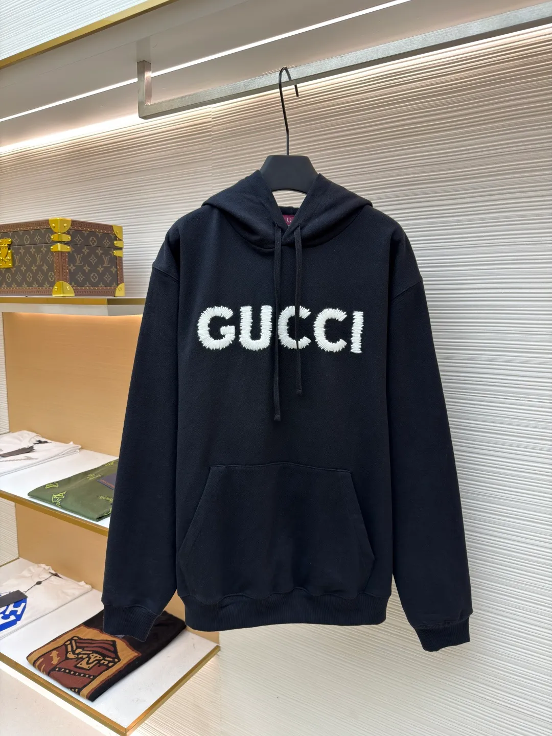 Gucci embroidered knitted cotton sweatshirt ●Original version: Purchased and developed by 4668 ●Item number: 1680874-B05 ●Fabric: combed cotton fabric ●Technology: embroidered knitting ●Version: fitted version ●Weight: about 895 grams ●Size: S-M-L-XL ●Description: New season knitted items continue to interpret brand elements with ingenuity. This regular-fit hooded sweatshirt is crafted from fine velvet knitted cotton and cleverly embroidered with Gucc wool yarn, adding to the charm of the entire design. The overall wiring is straight and delicate, the fabric is comfortable and soft, and the color is consistent without color difference. It can be matched with the same style to create a fashionable look and control various occasions. Customized accessories, complete with three standards, same style for men and women!