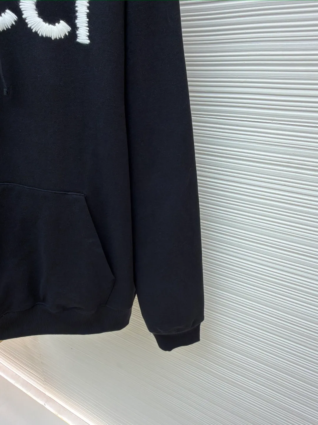 Gucci embroidered knitted cotton sweatshirt ●Original version: Purchased and developed by 4668 ●Item number: 1680874-B05 ●Fabric: combed cotton fabric ●Technology: embroidered knitting ●Version: fitted version ●Weight: about 895 grams ●Size: S-M-L-XL ●Description: New season knitted items continue to interpret brand elements with ingenuity. This regular-fit hooded sweatshirt is crafted from fine velvet knitted cotton and cleverly embroidered with Gucc wool yarn, adding to the charm of the entire design. The overall wiring is straight and delicate, the fabric is comfortable and soft, and the color is consistent without color difference. It can be matched with the same style to create a fashionable look and control various occasions. Customized accessories, complete with three standards, same style for men and women!