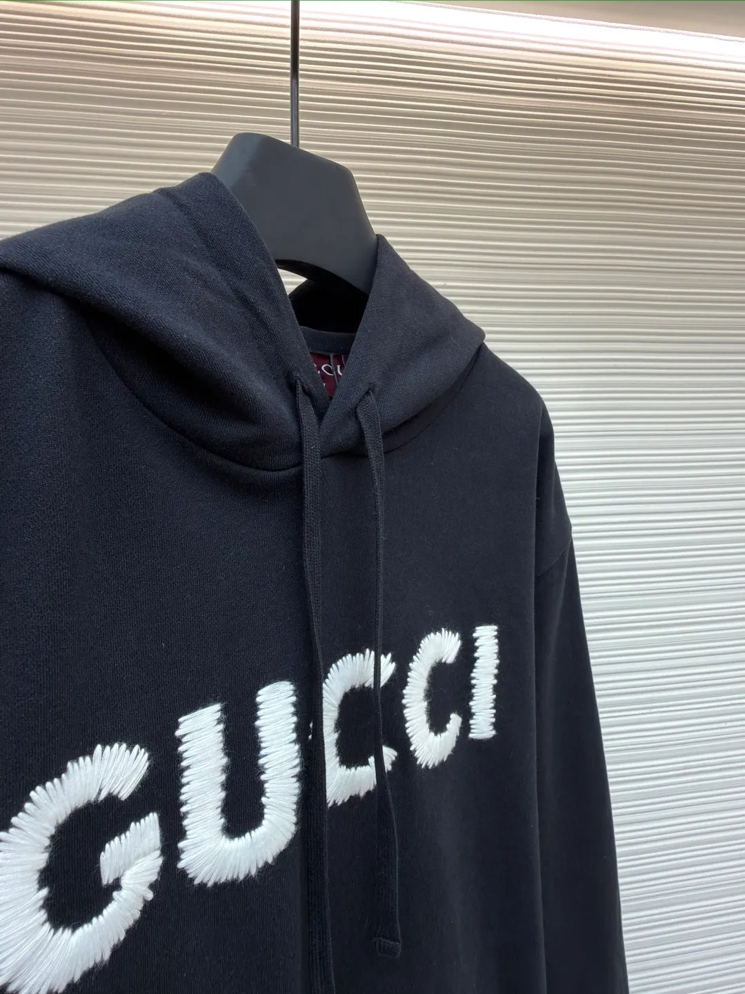 Gucci embroidered knitted cotton sweatshirt ●Original version: Purchased and developed by 4668 ●Item number: 1680874-B05 ●Fabric: combed cotton fabric ●Technology: embroidered knitting ●Version: fitted version ●Weight: about 895 grams ●Size: S-M-L-XL ●Description: New season knitted items continue to interpret brand elements with ingenuity. This regular-fit hooded sweatshirt is crafted from fine velvet knitted cotton and cleverly embroidered with Gucc wool yarn, adding to the charm of the entire design. The overall wiring is straight and delicate, the fabric is comfortable and soft, and the color is consistent without color difference. It can be matched with the same style to create a fashionable look and control various occasions. Customized accessories, complete with three standards, same style for men and women!