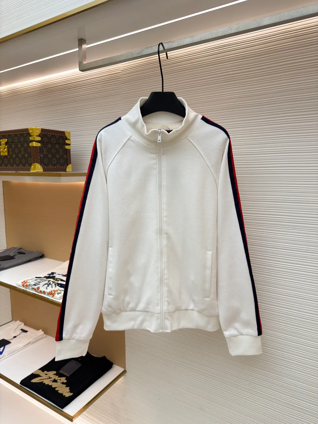 Gucci contrasting color webbing knitted long sleeves ●Original version: Purchased and developed by 5312 ●Item number: 1681327-B50 ●Material: cotton fabric ●Technology: webbing production ●Color: white ●Version: fitted version ●Weight: about 835 grams ●Size: S-M-L-XL ●Description: This sport is made of pure cotton fabric, with a zipper design, classic English letter embroidery on the back shoulders, and contrasting webbing on the sides of the sleeves. It has an elastic waist design and 4 pockets. The style is very novel and unique. The upper body effect is great. It is versatile for sports and leisure. It is the same style for men and women. Highly recommended! The overall wiring is straight and delicate, the fabric is comfortable and soft, and the color is consistent without color difference. It can be matched with the same style to create a fashionable look and control various occasions. Customized accessories, complete with three standards, same style for men and women!