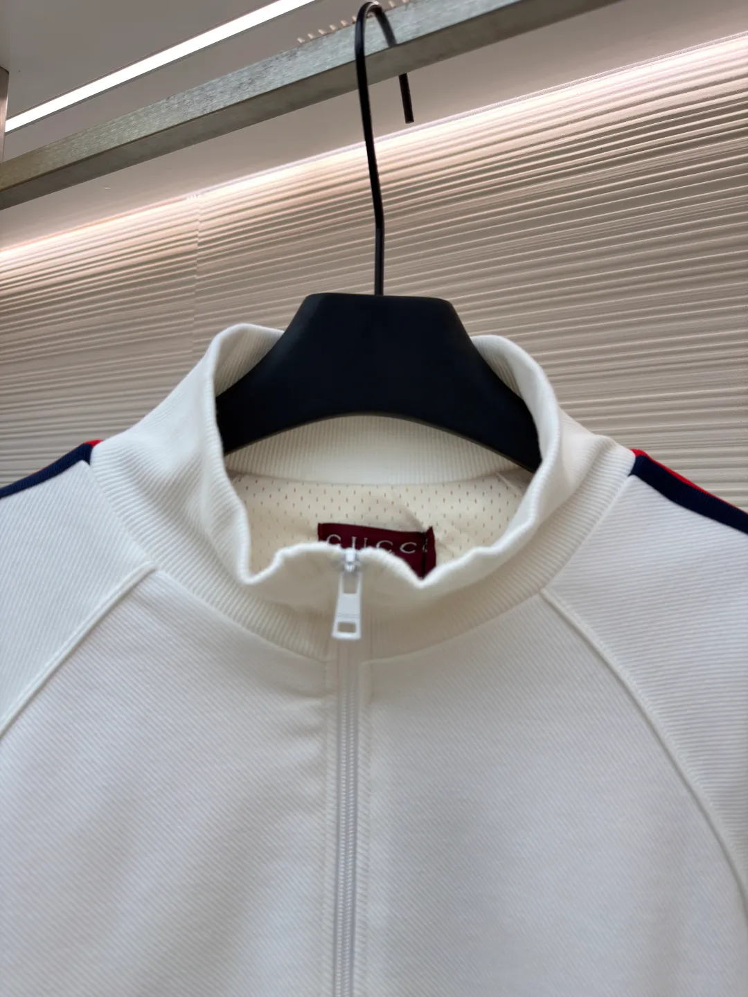 Gucci contrasting color webbing knitted long sleeves ●Original version: Purchased and developed by 5312 ●Item number: 1681327-B50 ●Material: cotton fabric ●Technology: webbing production ●Color: white ●Version: fitted version ●Weight: about 835 grams ●Size: S-M-L-XL ●Description: This sport is made of pure cotton fabric, with a zipper design, classic English letter embroidery on the back shoulders, and contrasting webbing on the sides of the sleeves. It has an elastic waist design and 4 pockets. The style is very novel and unique. The upper body effect is great. It is versatile for sports and leisure. It is the same style for men and women. Highly recommended! The overall wiring is straight and delicate, the fabric is comfortable and soft, and the color is consistent without color difference. It can be matched with the same style to create a fashionable look and control various occasions. Customized accessories, complete with three standards, same style for men and women!