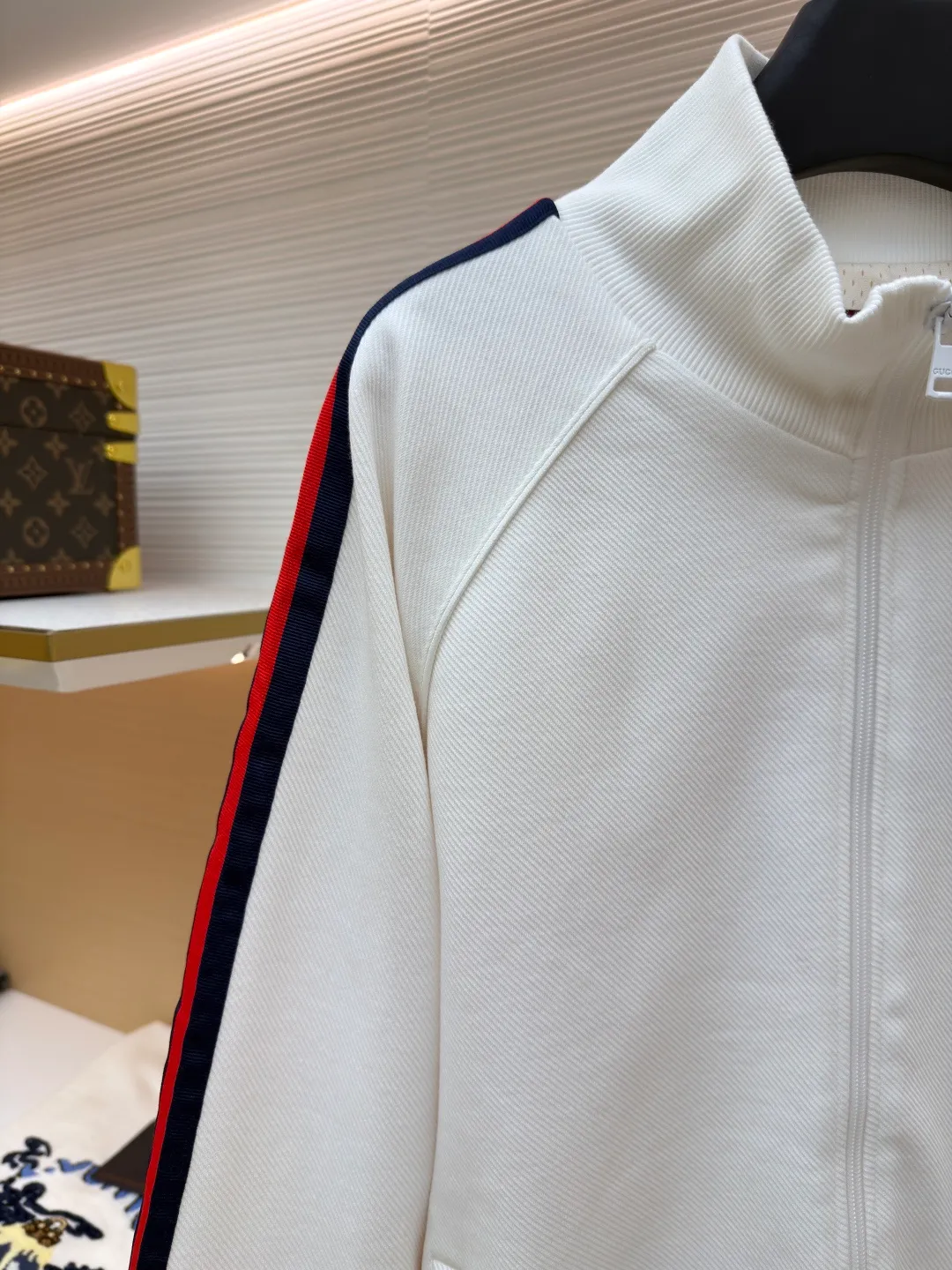 Gucci contrasting color webbing knitted long sleeves ●Original version: Purchased and developed by 5312 ●Item number: 1681327-B50 ●Material: cotton fabric ●Technology: webbing production ●Color: white ●Version: fitted version ●Weight: about 835 grams ●Size: S-M-L-XL ●Description: This sport is made of pure cotton fabric, with a zipper design, classic English letter embroidery on the back shoulders, and contrasting webbing on the sides of the sleeves. It has an elastic waist design and 4 pockets. The style is very novel and unique. The upper body effect is great. It is versatile for sports and leisure. It is the same style for men and women. Highly recommended! The overall wiring is straight and delicate, the fabric is comfortable and soft, and the color is consistent without color difference. It can be matched with the same style to create a fashionable look and control various occasions. Customized accessories, complete with three standards, same style for men and women!
