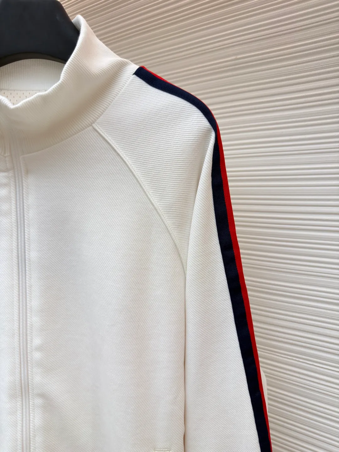 Gucci contrasting color webbing knitted long sleeves ●Original version: Purchased and developed by 5312 ●Item number: 1681327-B50 ●Material: cotton fabric ●Technology: webbing production ●Color: white ●Version: fitted version ●Weight: about 835 grams ●Size: S-M-L-XL ●Description: This sport is made of pure cotton fabric, with a zipper design, classic English letter embroidery on the back shoulders, and contrasting webbing on the sides of the sleeves. It has an elastic waist design and 4 pockets. The style is very novel and unique. The upper body effect is great. It is versatile for sports and leisure. It is the same style for men and women. Highly recommended! The overall wiring is straight and delicate, the fabric is comfortable and soft, and the color is consistent without color difference. It can be matched with the same style to create a fashionable look and control various occasions. Customized accessories, complete with three standards, same style for men and women!