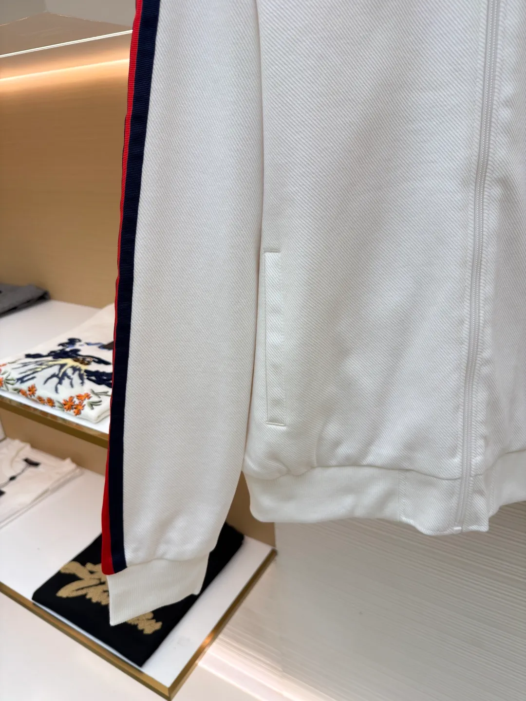 Gucci contrasting color webbing knitted long sleeves ●Original version: Purchased and developed by 5312 ●Item number: 1681327-B50 ●Material: cotton fabric ●Technology: webbing production ●Color: white ●Version: fitted version ●Weight: about 835 grams ●Size: S-M-L-XL ●Description: This sport is made of pure cotton fabric, with a zipper design, classic English letter embroidery on the back shoulders, and contrasting webbing on the sides of the sleeves. It has an elastic waist design and 4 pockets. The style is very novel and unique. The upper body effect is great. It is versatile for sports and leisure. It is the same style for men and women. Highly recommended! The overall wiring is straight and delicate, the fabric is comfortable and soft, and the color is consistent without color difference. It can be matched with the same style to create a fashionable look and control various occasions. Customized accessories, complete with three standards, same style for men and women!