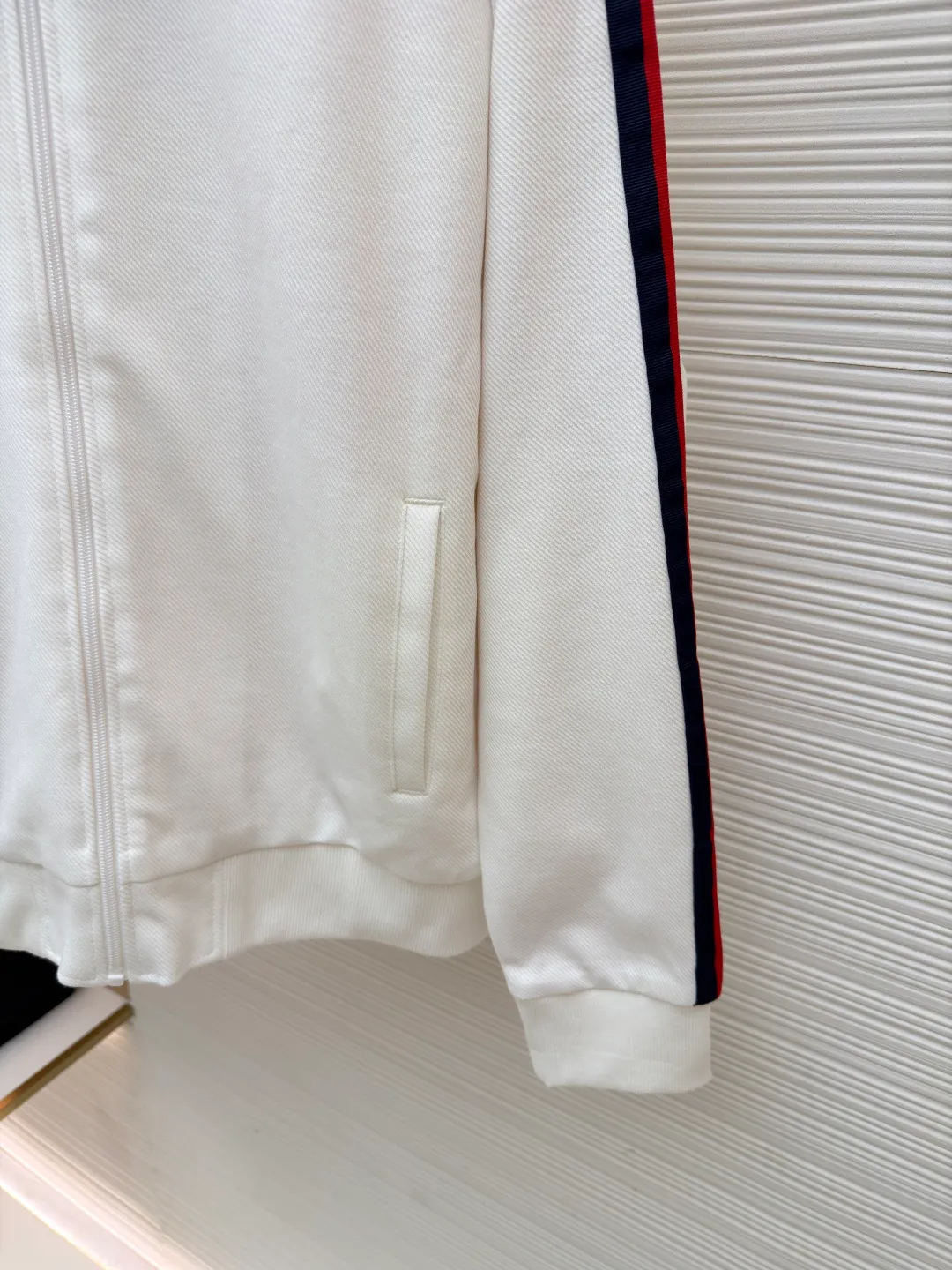 Gucci contrasting color webbing knitted long sleeves ●Original version: Purchased and developed by 5312 ●Item number: 1681327-B50 ●Material: cotton fabric ●Technology: webbing production ●Color: white ●Version: fitted version ●Weight: about 835 grams ●Size: S-M-L-XL ●Description: This sport is made of pure cotton fabric, with a zipper design, classic English letter embroidery on the back shoulders, and contrasting webbing on the sides of the sleeves. It has an elastic waist design and 4 pockets. The style is very novel and unique. The upper body effect is great. It is versatile for sports and leisure. It is the same style for men and women. Highly recommended! The overall wiring is straight and delicate, the fabric is comfortable and soft, and the color is consistent without color difference. It can be matched with the same style to create a fashionable look and control various occasions. Customized accessories, complete with three standards, same style for men and women!