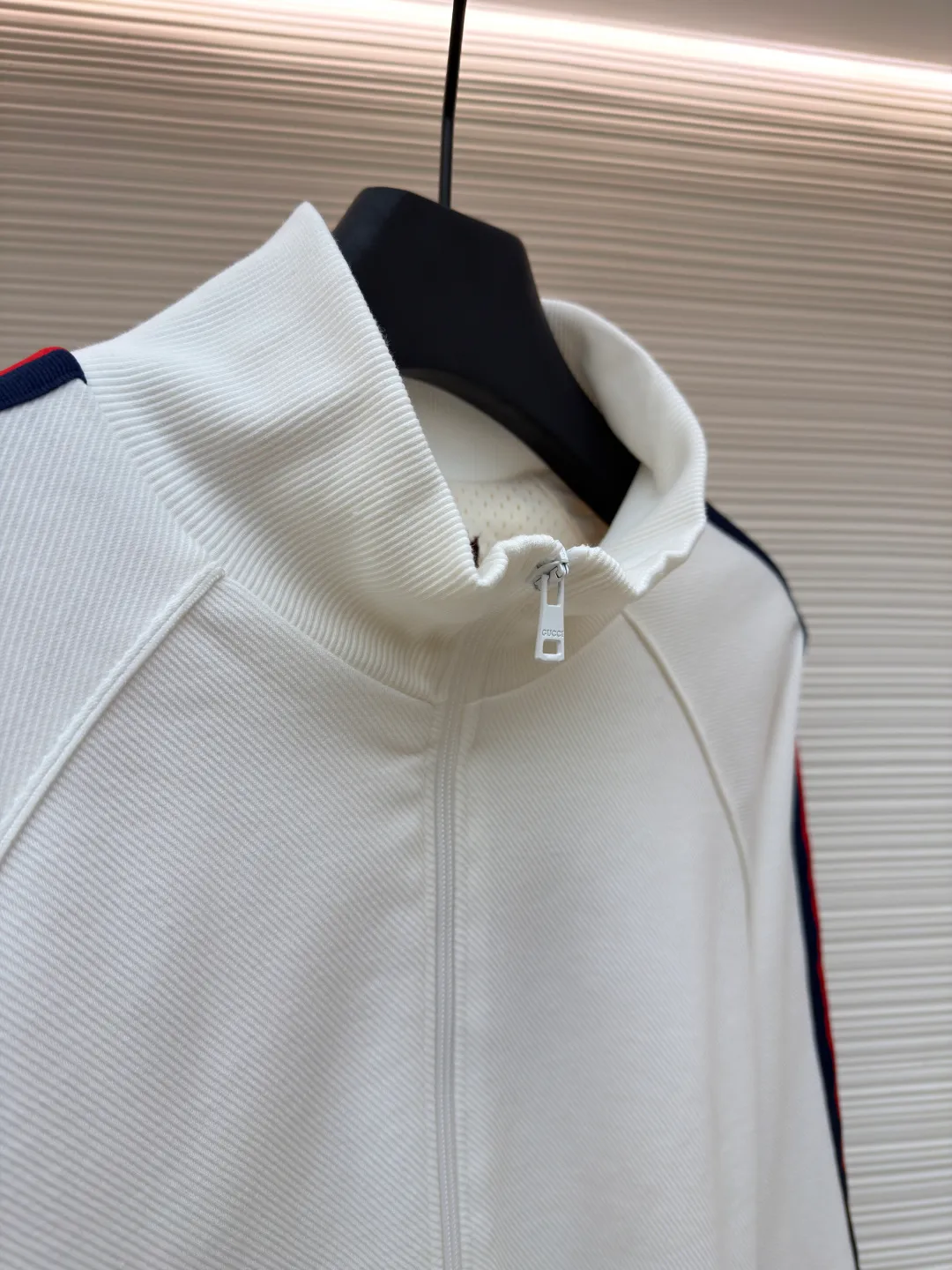 Gucci contrasting color webbing knitted long sleeves ●Original version: Purchased and developed by 5312 ●Item number: 1681327-B50 ●Material: cotton fabric ●Technology: webbing production ●Color: white ●Version: fitted version ●Weight: about 835 grams ●Size: S-M-L-XL ●Description: This sport is made of pure cotton fabric, with a zipper design, classic English letter embroidery on the back shoulders, and contrasting webbing on the sides of the sleeves. It has an elastic waist design and 4 pockets. The style is very novel and unique. The upper body effect is great. It is versatile for sports and leisure. It is the same style for men and women. Highly recommended! The overall wiring is straight and delicate, the fabric is comfortable and soft, and the color is consistent without color difference. It can be matched with the same style to create a fashionable look and control various occasions. Customized accessories, complete with three standards, same style for men and women!