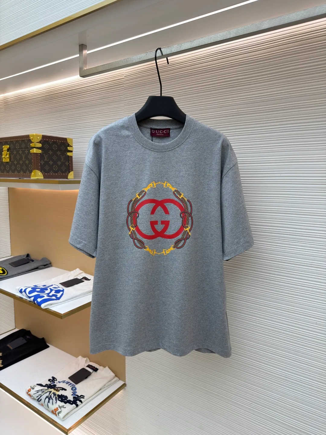 Gucci bridle webbing round neck short sleeves ●Original version: purchased and developed by 5270 ●Item number: 1682231-A00 ●Fabric: fine velvet knitted cotton fabric ●Technology: glue printing ●Color: gray ●Version: fitted version ●Weight: about 280 grams ●Size: XS-S-M-L ●Description: 5S special woven compact fine velvet knitted cotton, weight 230g/㎡; paired with 32S high count and weight 1x1 rib, weight 340g/㎡. Ribbing is used on the collar to ensure excellent elastic recovery and deformation resistance of the collar. The fabric adopts compact spinning technology in the spinning process, which significantly reduces yarn hairiness, making the fabric structure denser, the surface smoother, and the pilling resistance better; fine velvet knitted fabric means that the fabric has been lightly sanded or raised. It feels close to ultra-fine suede; it has a soft and waxy skin-friendly feel. The weight of 230g is medium to heavy, which gives the T-shirt good stiffness and drape, ensuring the texture of the garment and the silhouette that is not prone to collapse. The pattern adopts environmentally friendly elastic glue printing technology. The special environmentally friendly water-based elastic slurry is transferred to the surface of the fabric through a fine silk screen, and then baked and solidified at high temperature. Its elastic properties ensure that the printed pattern can stretch with the fabric without cracking, and has excellent durability; the printed area presents a semi-matte uniform coating effect with high color saturation. It feels soft to the touch and has no obvious film lumps, maintaining the original breathability and comfort of the fabric. The overall wiring is straight and delicate, the fabric is comfortable and soft, and the color is consistent without color difference. It can be matched with the same style to create a fashionable look and control various occasions. Customized accessories, complete with three standards, same style for men and women!