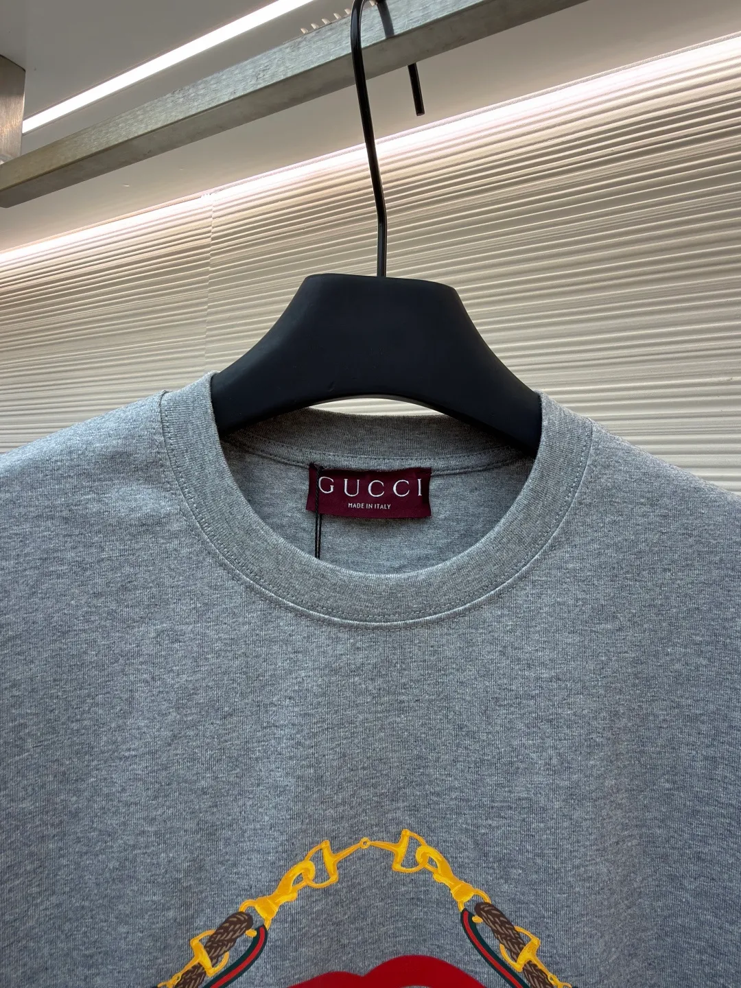 Gucci bridle webbing round neck short sleeves ●Original version: purchased and developed by 5270 ●Item number: 1682231-A00 ●Fabric: fine velvet knitted cotton fabric ●Technology: glue printing ●Color: gray ●Version: fitted version ●Weight: about 280 grams ●Size: XS-S-M-L ●Description: 5S special woven compact fine velvet knitted cotton, weight 230g/㎡; paired with 32S high count and weight 1x1 rib, weight 340g/㎡. Ribbing is used on the collar to ensure excellent elastic recovery and deformation resistance of the collar. The fabric adopts compact spinning technology in the spinning process, which significantly reduces yarn hairiness, making the fabric structure denser, the surface smoother, and the pilling resistance better; fine velvet knitted fabric means that the fabric has been lightly sanded or raised. It feels close to ultra-fine suede; it has a soft and waxy skin-friendly feel. The weight of 230g is medium to heavy, which gives the T-shirt good stiffness and drape, ensuring the texture of the garment and the silhouette that is not prone to collapse. The pattern adopts environmentally friendly elastic glue printing technology. The special environmentally friendly water-based elastic slurry is transferred to the surface of the fabric through a fine silk screen, and then baked and solidified at high temperature. Its elastic properties ensure that the printed pattern can stretch with the fabric without cracking, and has excellent durability; the printed area presents a semi-matte uniform coating effect with high color saturation. It feels soft to the touch and has no obvious film lumps, maintaining the original breathability and comfort of the fabric. The overall wiring is straight and delicate, the fabric is comfortable and soft, and the color is consistent without color difference. It can be matched with the same style to create a fashionable look and control various occasions. Customized accessories, complete with three standards, same style for men and women!
